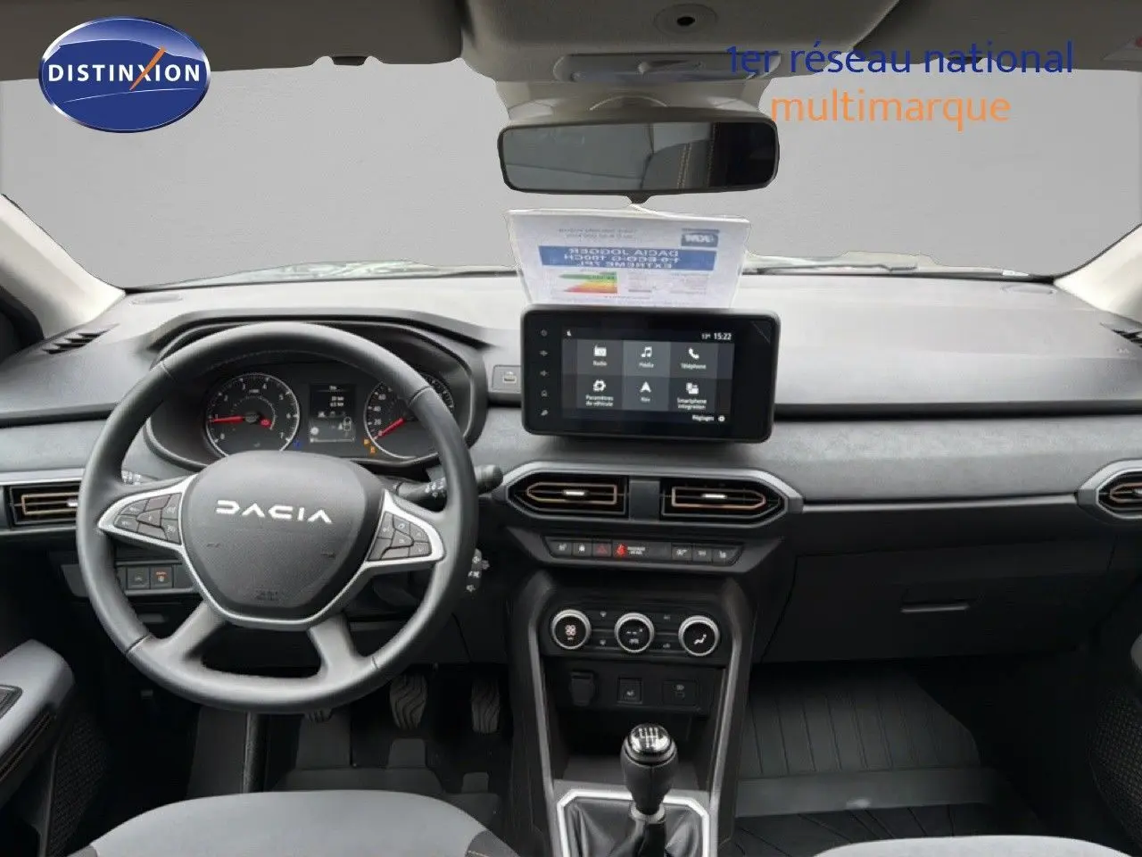 Vue intérieure avant du tableau de bord du Dacia Jogger 2026 avec volant multifonction et écran tactile central.