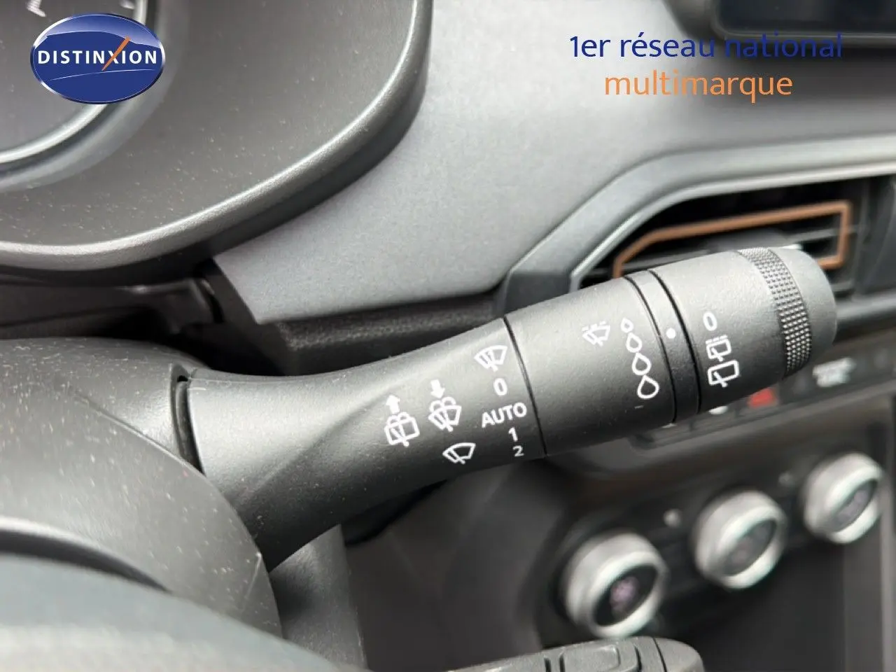 Gros plan sur la manette d’essuie-glace du tableau de bord intérieur d’une Dacia Jogger 2026, détails des commandes visibles.
