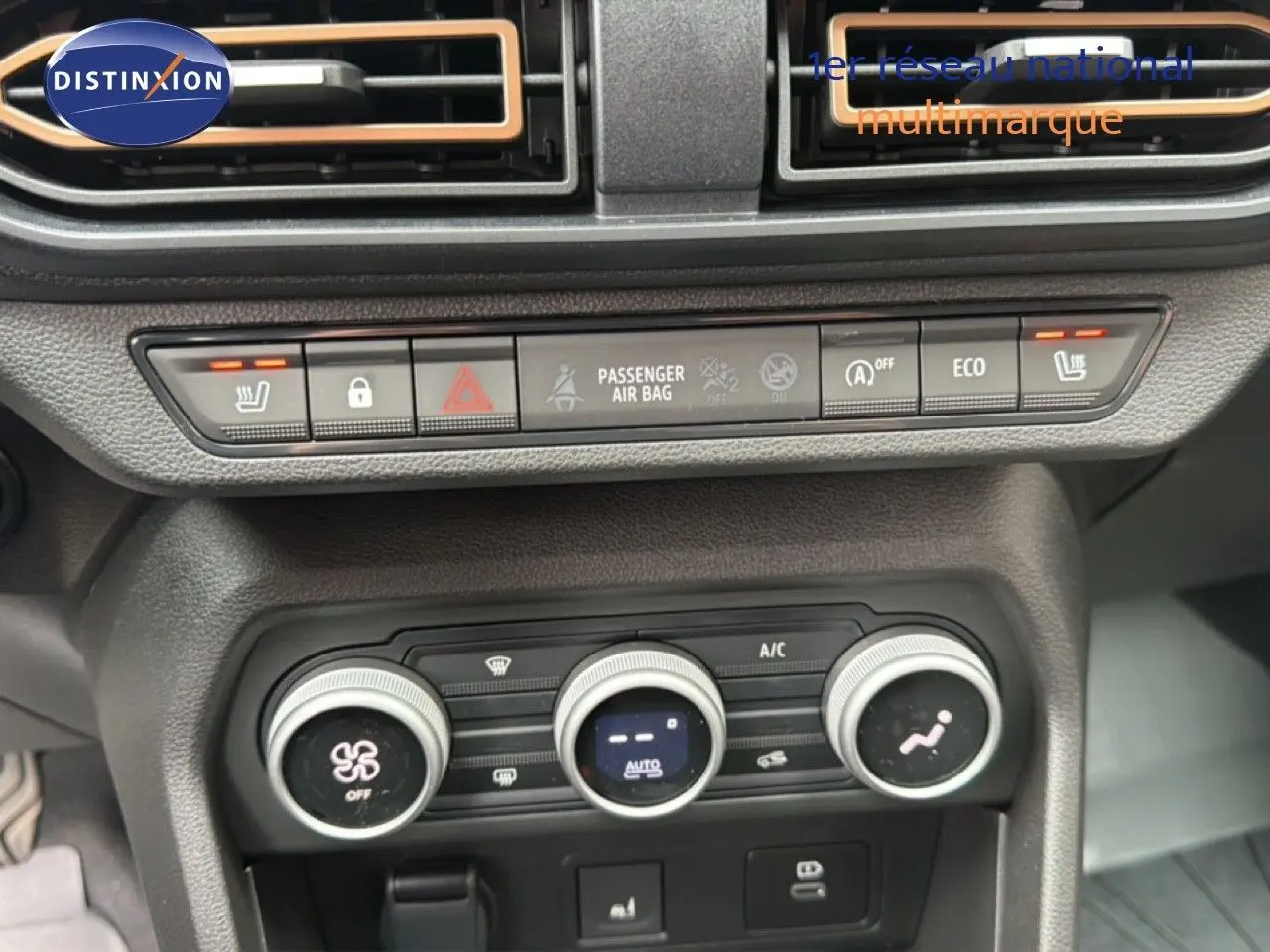 Gros plan sur la console centrale du Dacia Jogger 2026, boutons de climatisation et sièges chauffants activés.