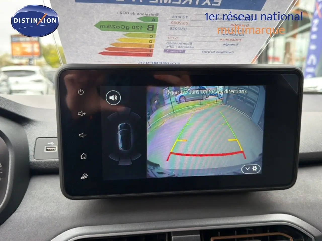 Écran central affichant la caméra de recul du Dacia Jogger 2026, vue intérieure avec tableau de bord gris.