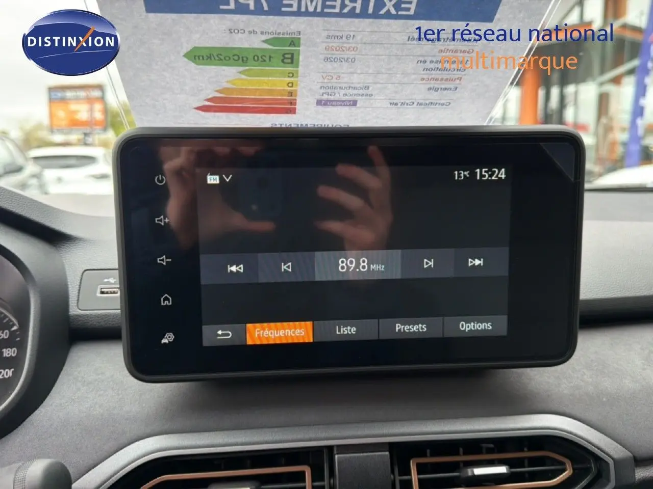 Écran tactile central affichant la radio FM à 89,8 MHz dans le tableau de bord d'une Dacia Jogger 2026.
