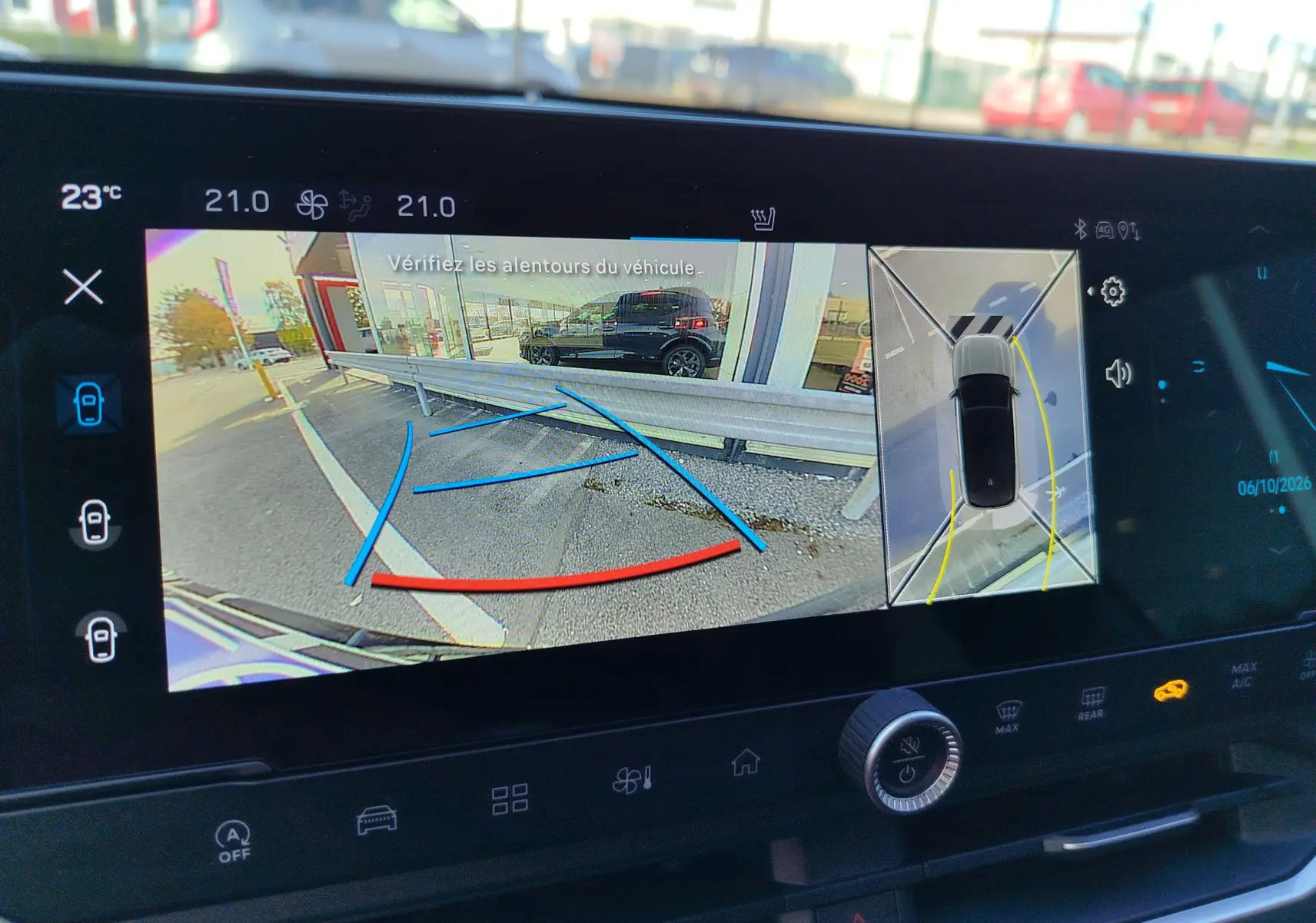 Écran de la caméra de recul du Jeep Compass noir Vulcano, vue arrière avec lignes de guidage et vue 360° du véhicule.