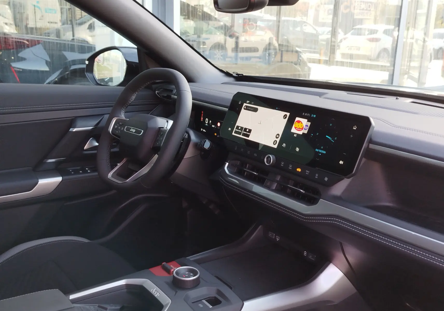 Vue intérieure côté conducteur du Jeep Compass 2026 noir Vulcano, avec tableau de bord digital et écran tactile central.