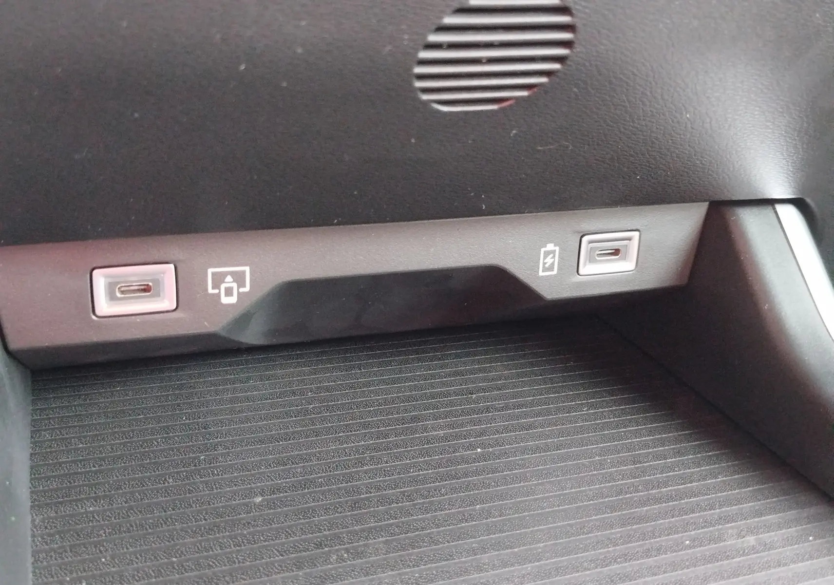 Détail intérieur du Jeep Compass MHEV 2026 montrant deux ports USB-C avec symboles de charge et connectivité.