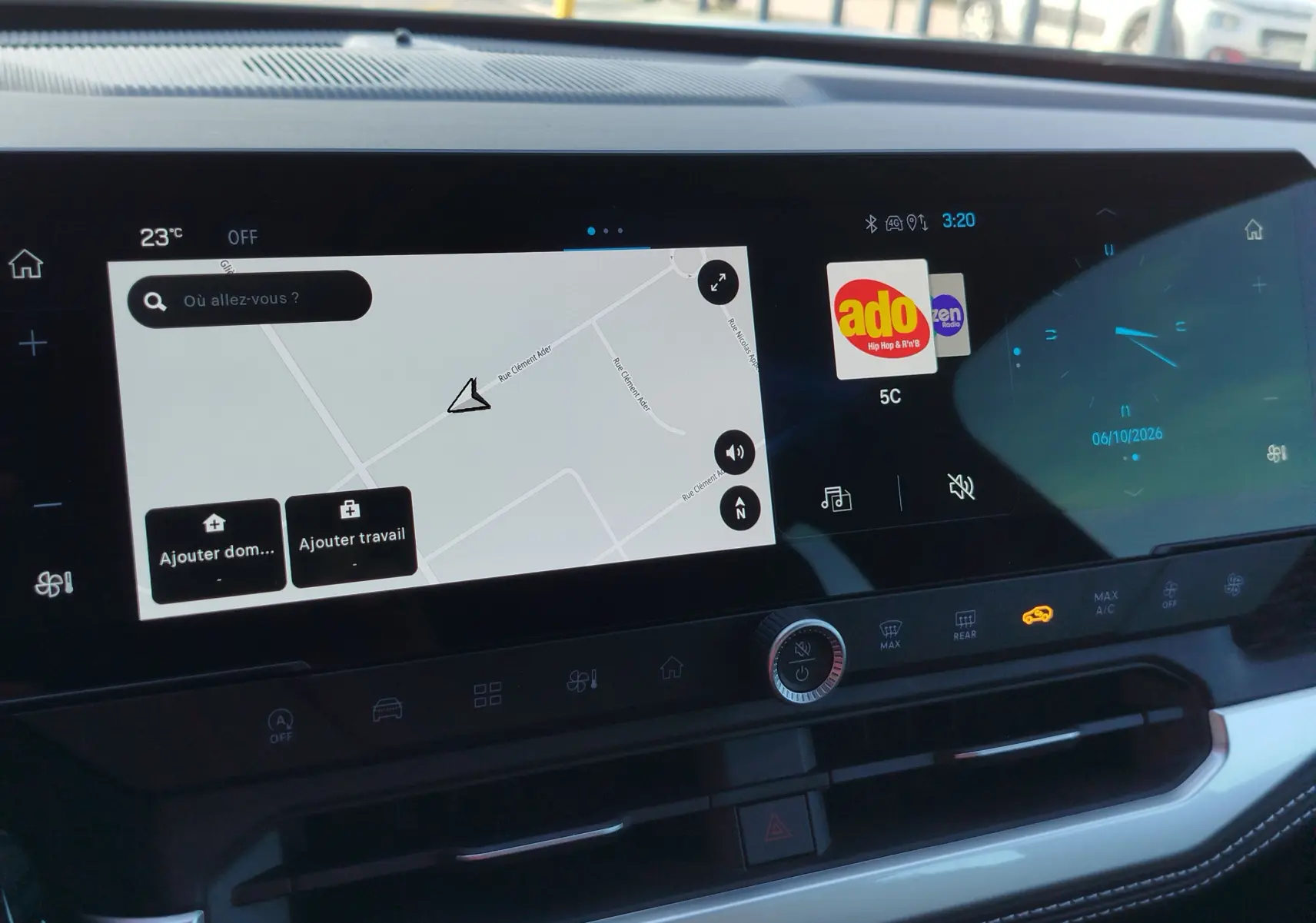 Vue rapprochée de l’écran tactile central du Jeep Compass 2026, affichant la navigation et l’horloge digitale.