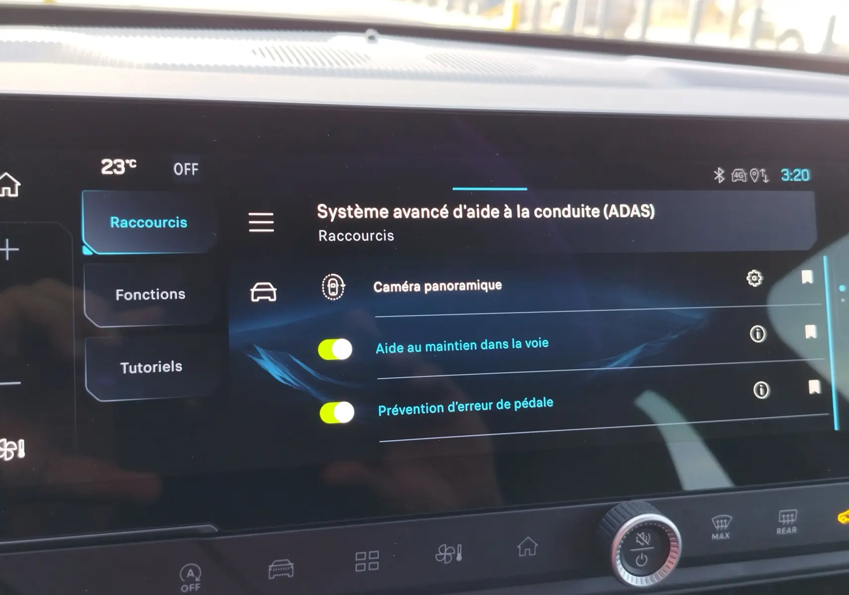 Écran tactile intérieur du Jeep Compass 2026 affichant les options d’aide à la conduite avec interface moderne.