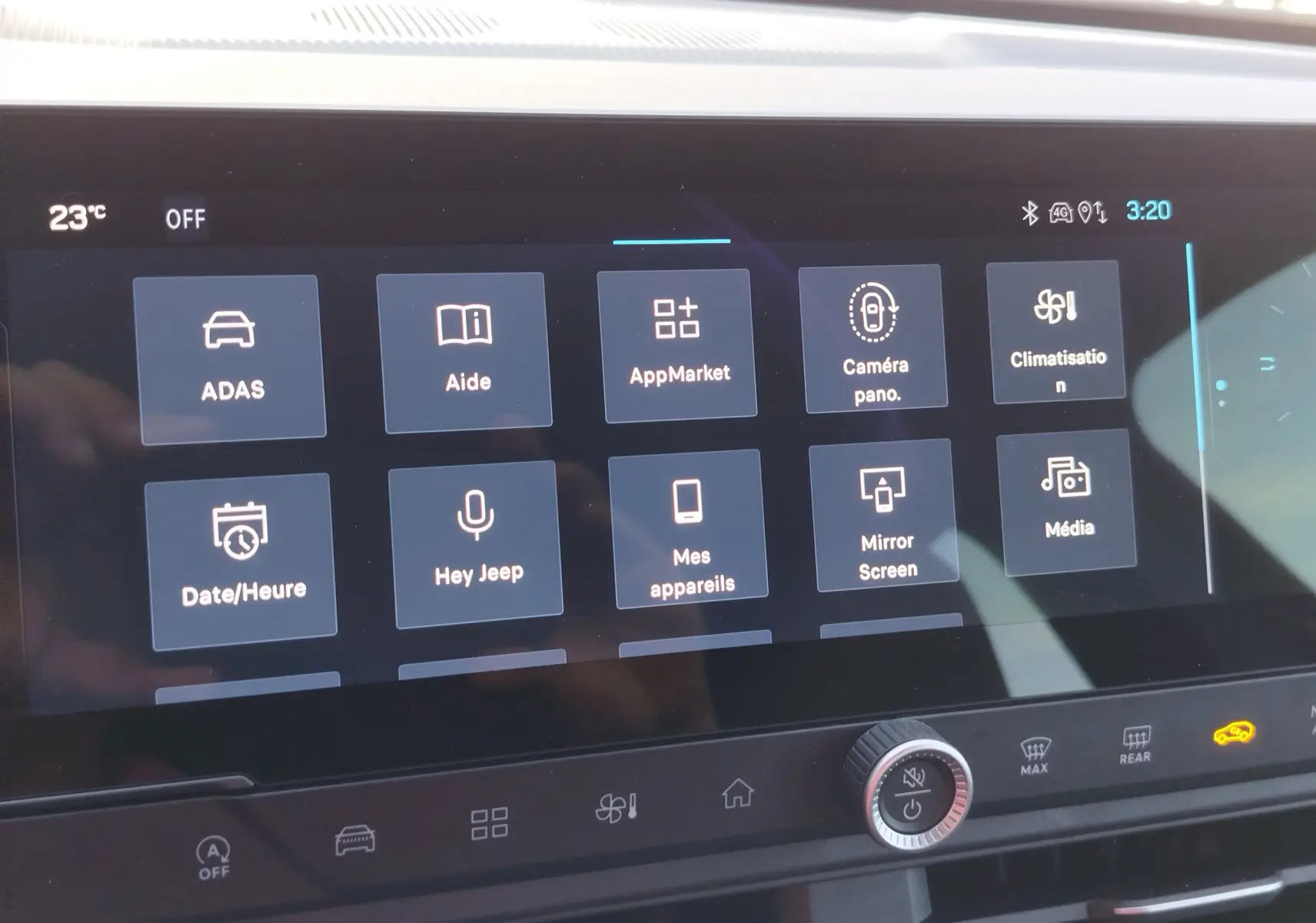 Écran tactile central du Jeep Compass 2026 affichant les options ADAS, caméra panoramique et climatisation, interface moderne.