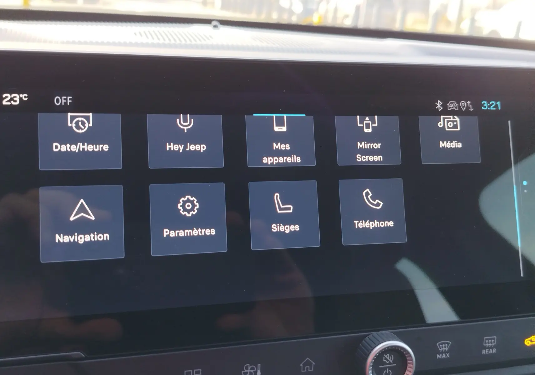 Écran tactile central du Jeep Compass 2026 affichant les menus de navigation, médias et paramètres, intérieur moderne noir.