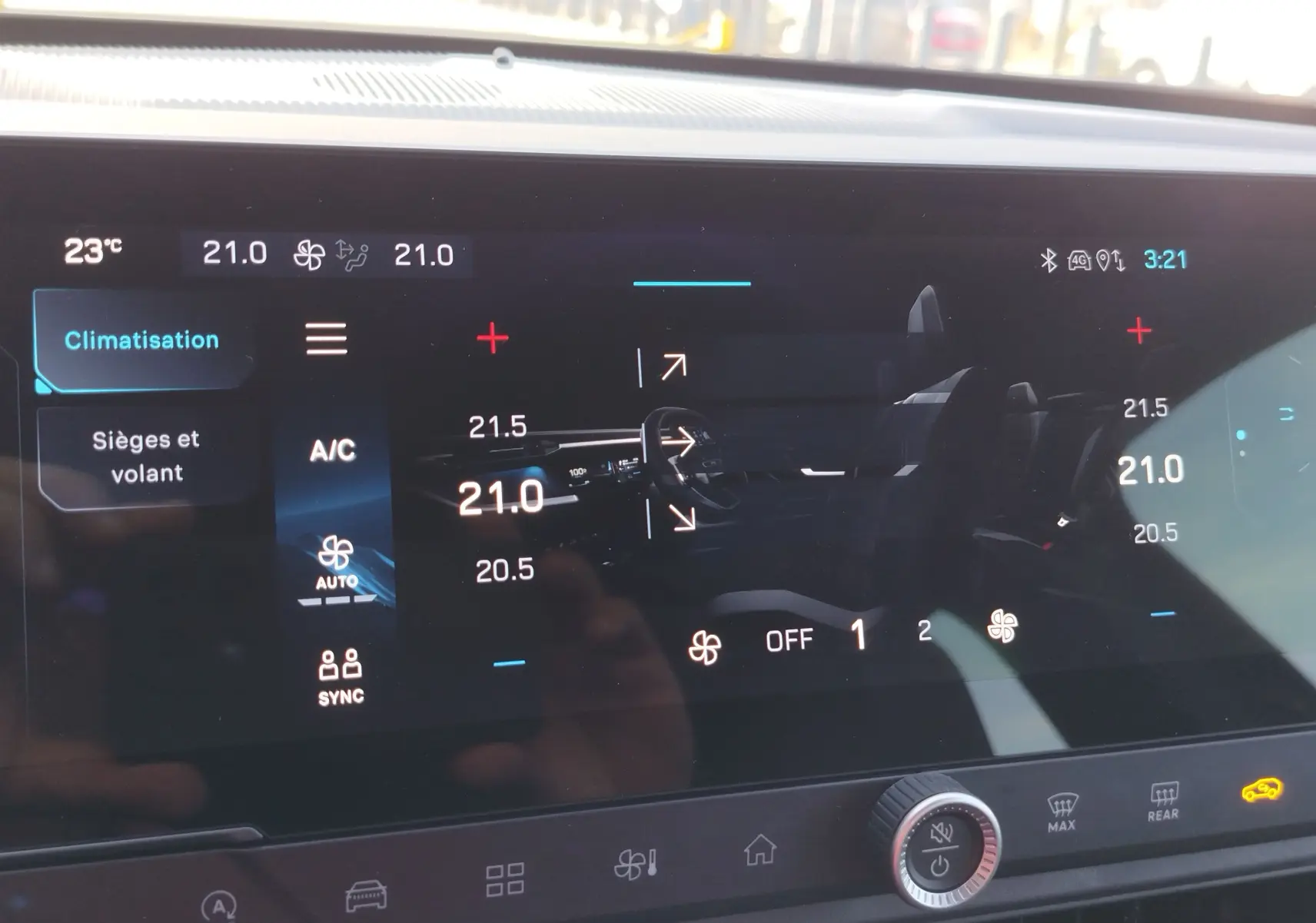 Écran tactile de la climatisation du Jeep Compass 2026 avec réglages de température et ventilation affichés.