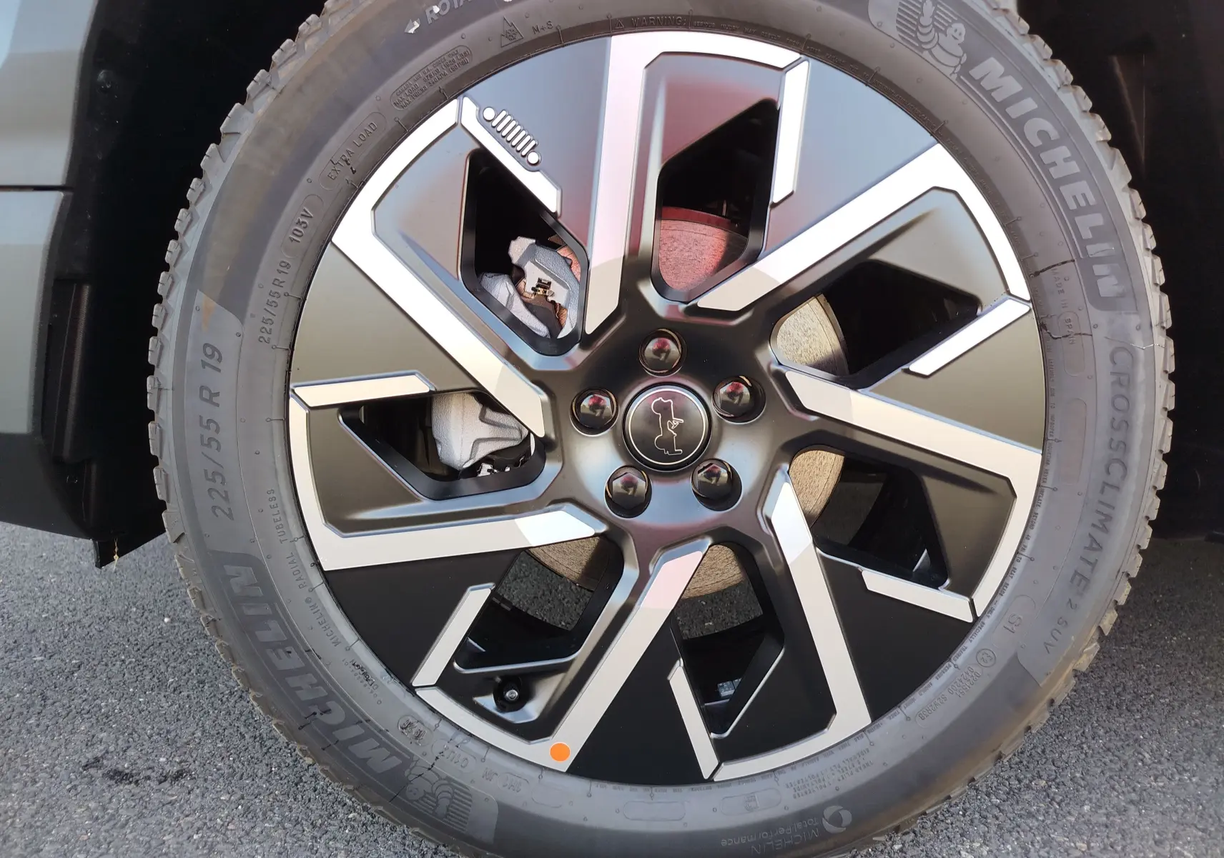 Gros plan sur la jante noire et argentée de 19 pouces du Jeep Compass 2026, montée avec un pneu Michelin CrossClimate.