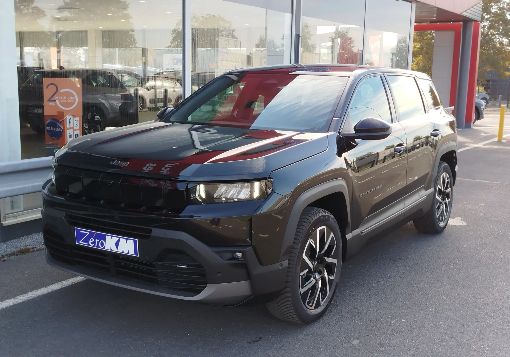 Jeep Compass MHEV noir Vulcano métal en 3/4 avant droit, avec calandre noire et jantes alliage distinctives.