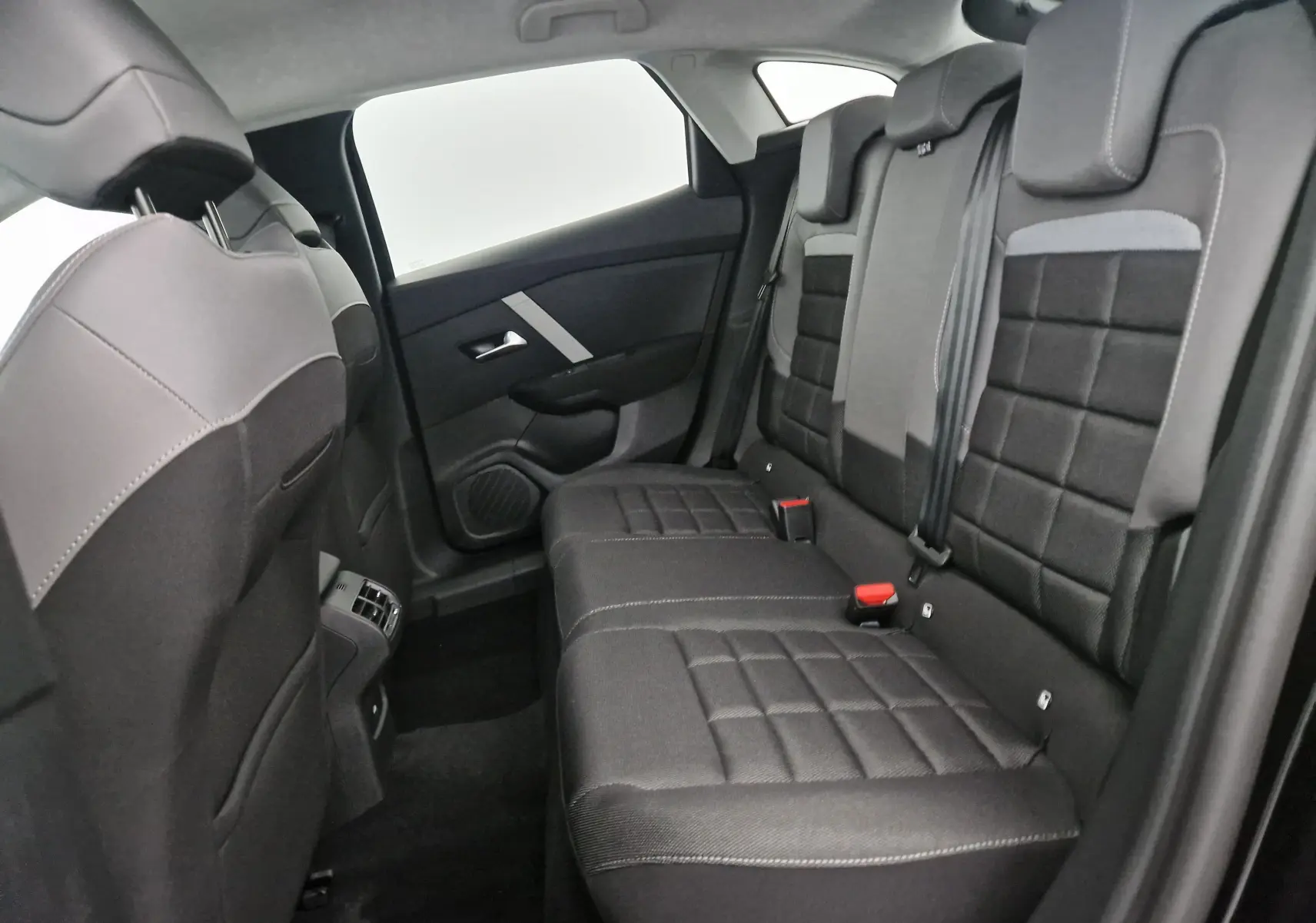 Vue intérieure côté droit des sièges arrière noirs avec surpiqûres blanches d'une Citroën C4 1.2 HYBRID 145 e-DSC6 PLUS 2025.