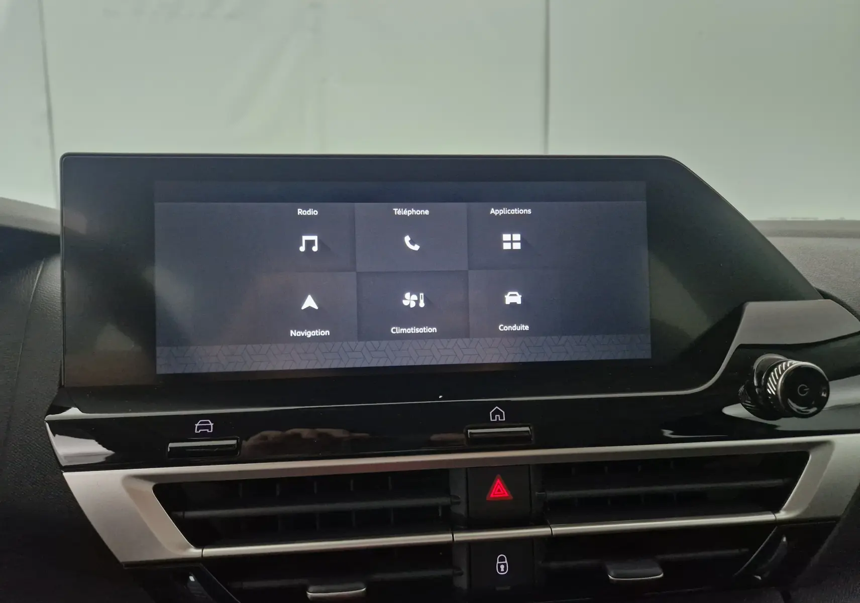 Écran tactile central affichant les options radio, téléphone, navigation et climatisation dans une Citroën C4 2025 noire.