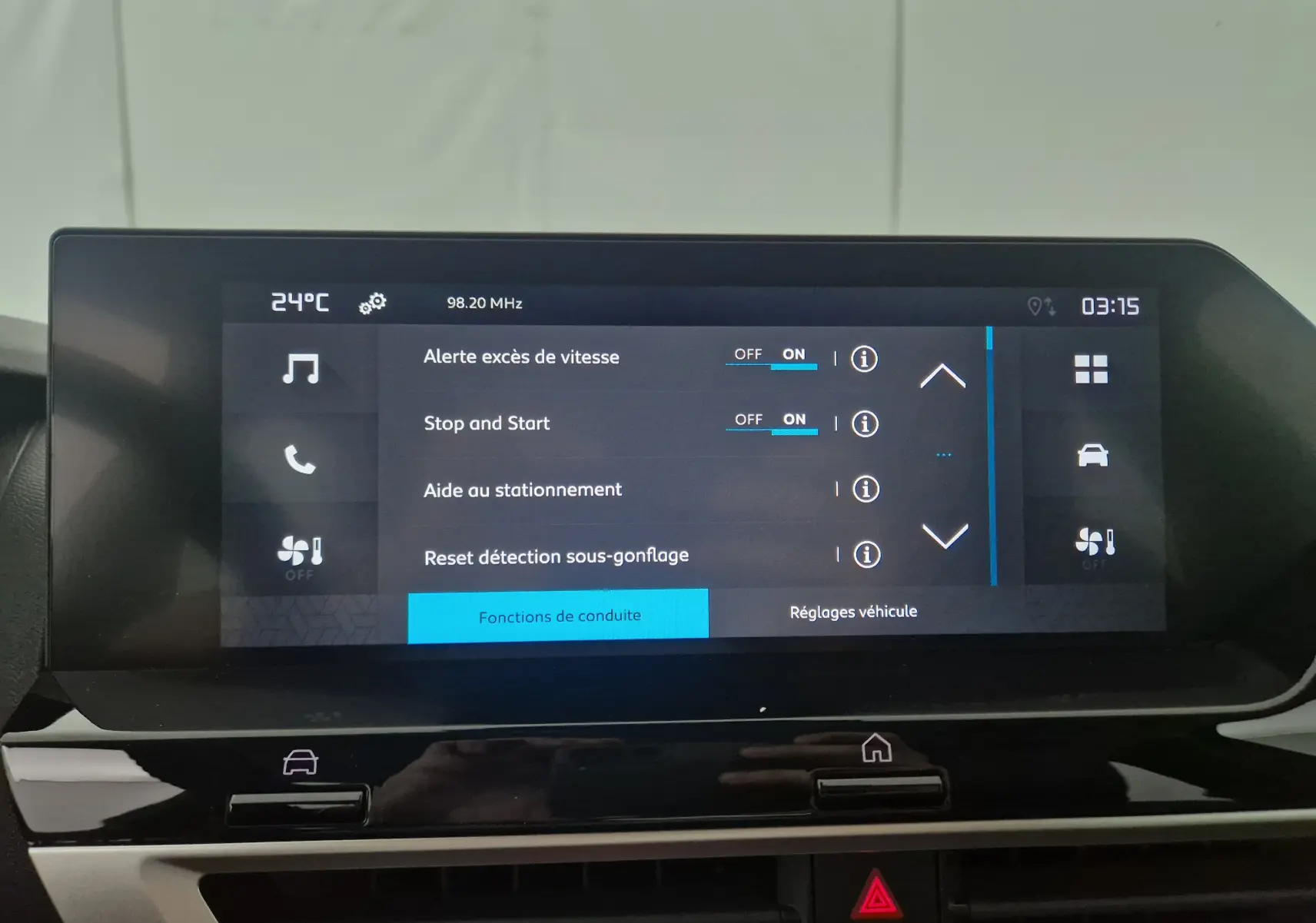 Écran tactile central du tableau de bord de la Citroën C4 1.2 Hybrid 145 noir, affichant les réglages d'aide à la conduite.