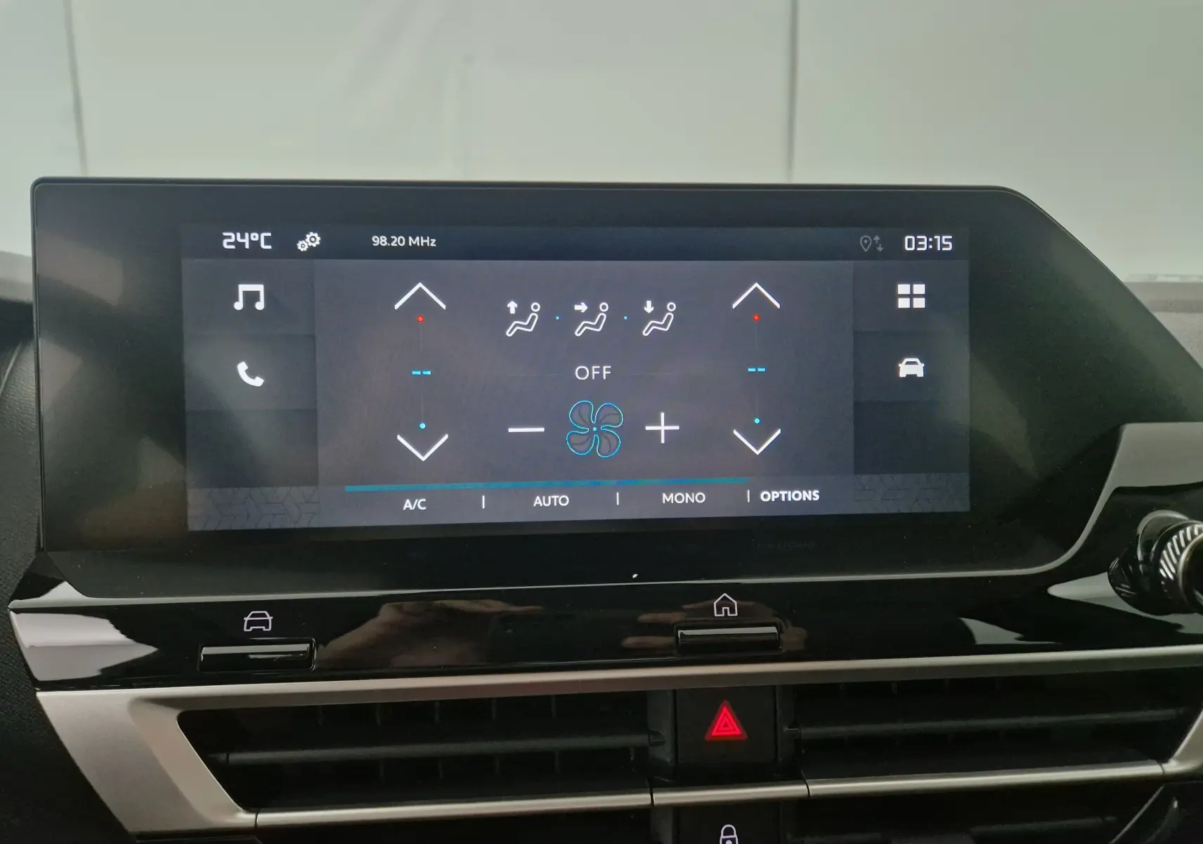 Écran tactile central affichant les réglages de climatisation dans l'habitacle d'une Citroën C4 noire 2025.