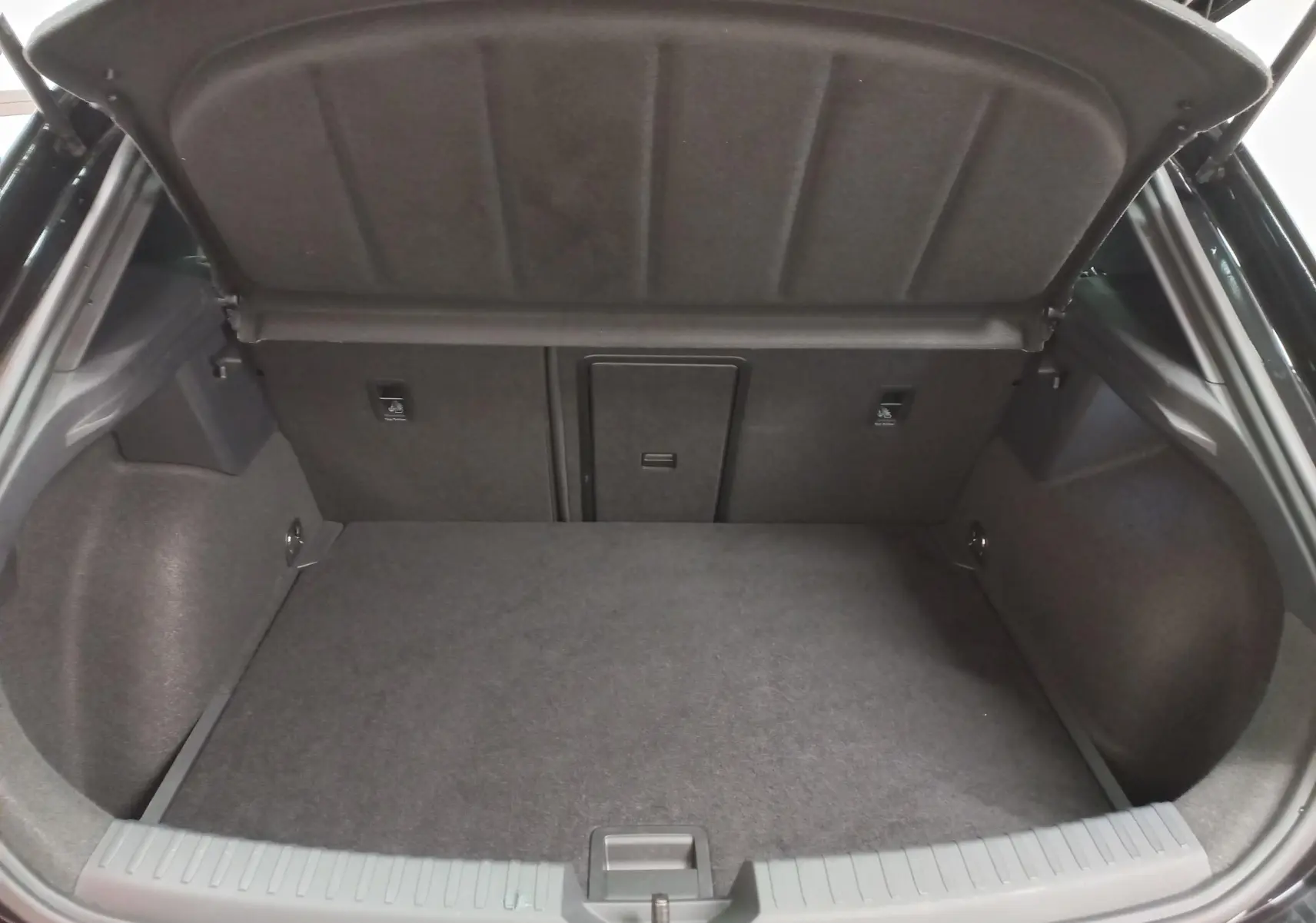 Coffre ouvert d'une CUPRA Leon Ph.2 noir Minuit, montrant un espace de chargement propre et spacieux.