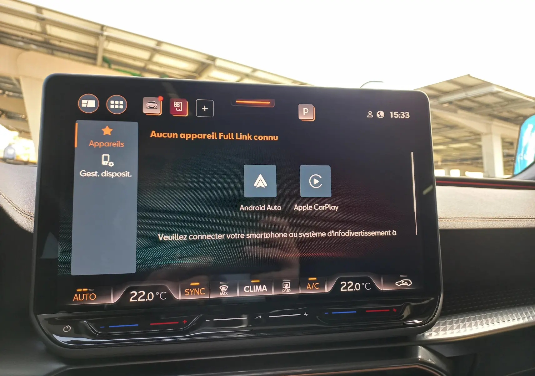 Écran tactile central du tableau de bord de la CUPRA Leon 2025 affichant les options Android Auto et Apple CarPlay.