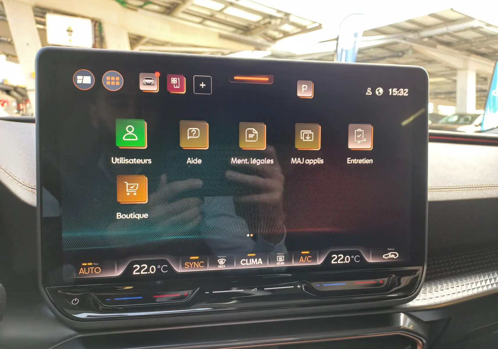 Écran tactile central de la CUPRA Leon Ph.2 affichant le menu d’aide et réglages climatisation à 22°C.