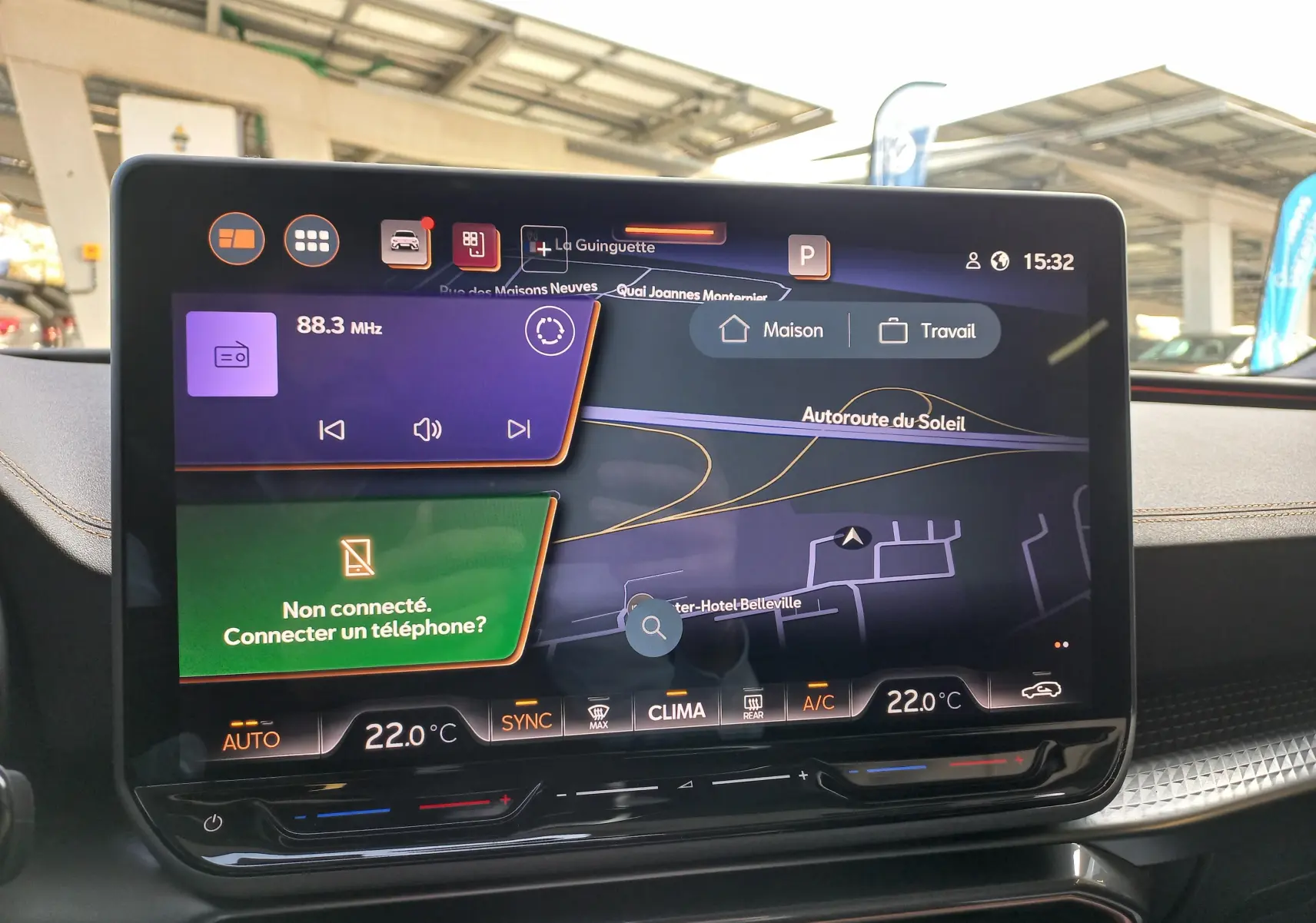 Écran central tactile du tableau de bord de la CUPRA Leon 2025 affichant la navigation et la climatisation à 22°C