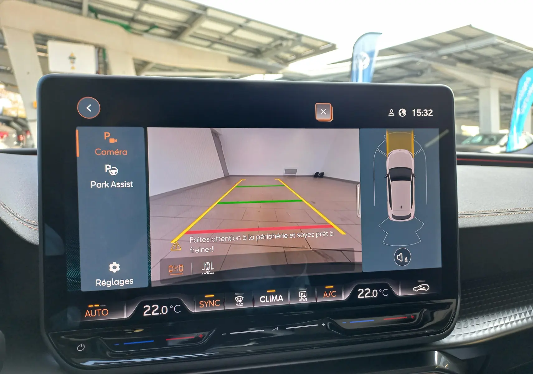 Écran central du CUPRA Leon Ph.2 montrant la caméra de recul avec affichage du Park Assist et température à 22°C.