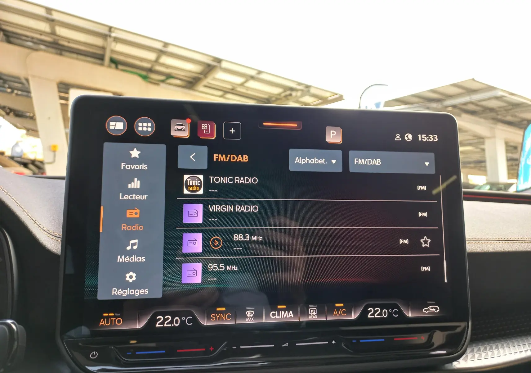 Écran tactile central affichant la radio FM/DAB dans l'habitacle d'une CUPRA Leon 2025 noir Minuit.