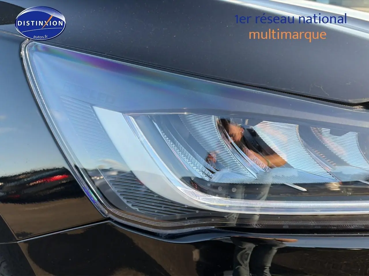 Gros plan sur le phare avant droit noir brillant de la Ford Focus 2024 avec détails LED et surface lisse.