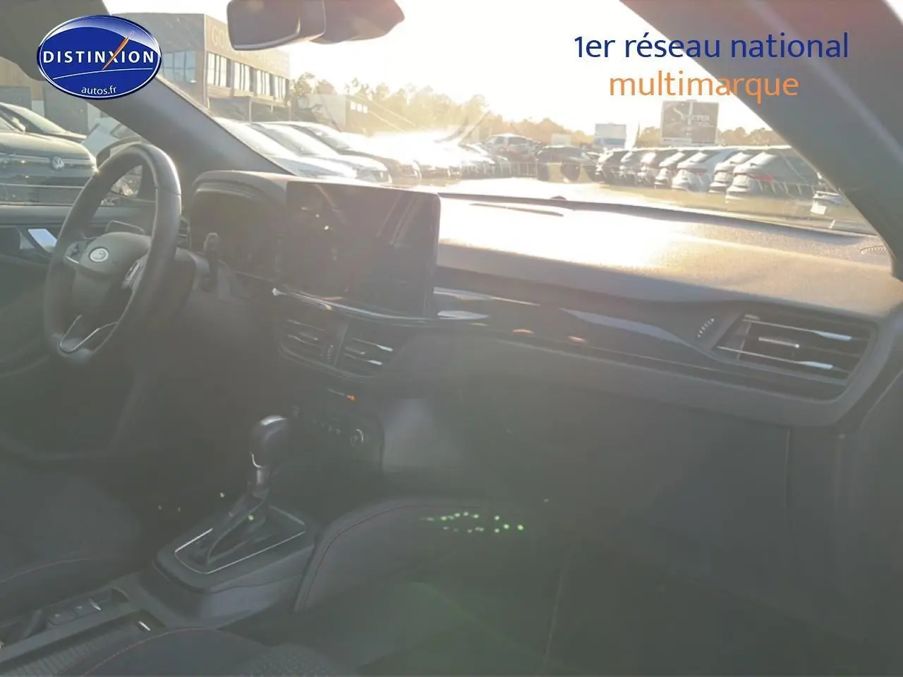 Vue intérieure côté conducteur de la Ford Focus noire 2024, mettant en valeur le tableau de bord et la console centrale.