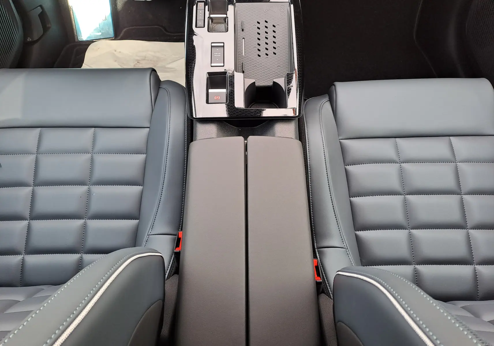 Vue intérieure centrée sur la console centrale et les sièges avant gris noir en cuir matelassé du Citroën C5 Aircross 2026.