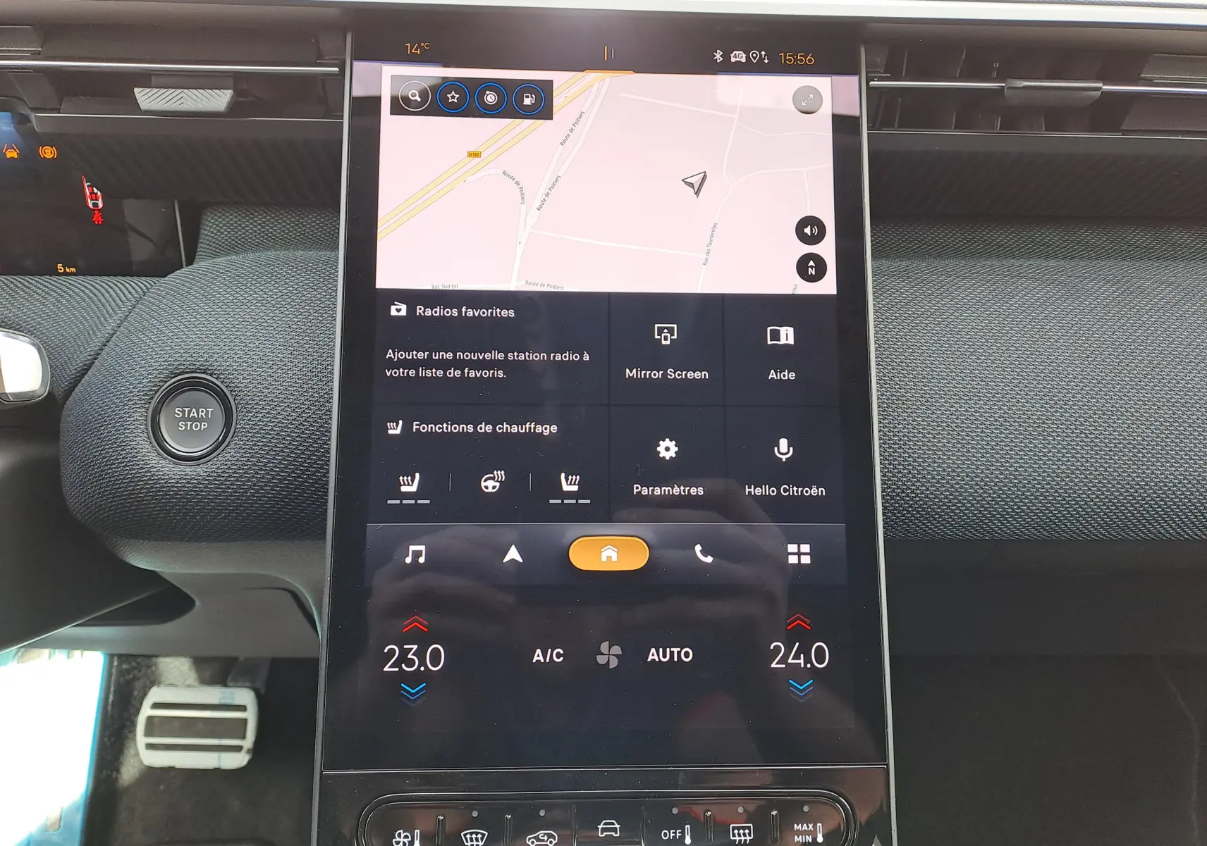 Écran tactile central du tableau de bord du Citroën C5 Aircross 2026, avec commandes de climatisation et navigation affichées.