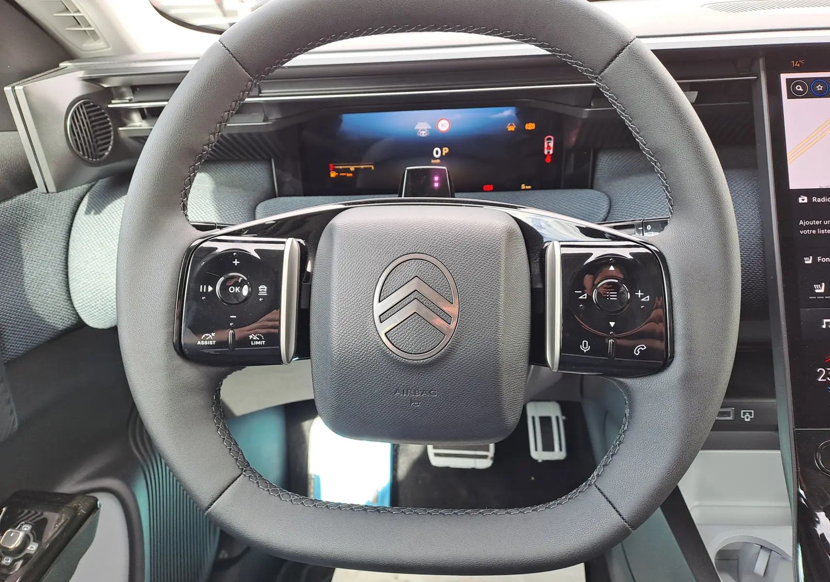 Vue rapprochée du volant noir mat de la Citroën C5 Aircross 2026, avec commandes tactiles et tableau de bord digital.