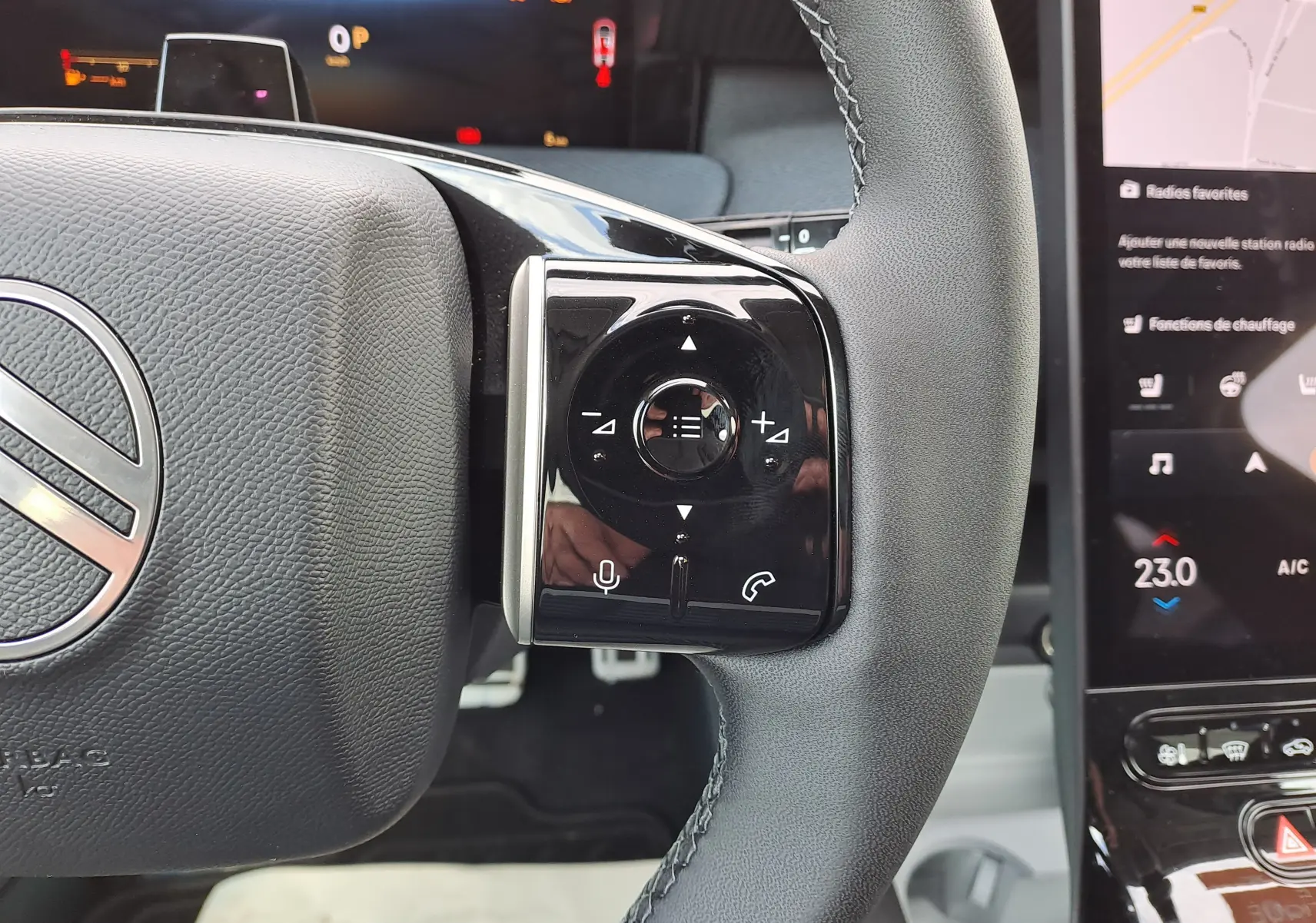 Gros plan sur le bouton de commande multifonction noir brillant à droite du volant gris du Citroën C5 Aircross 2026.