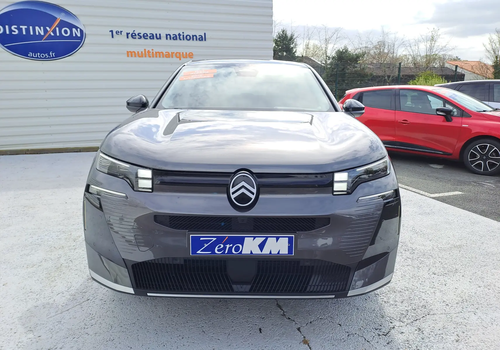 Vue frontale d'une Citroën C5 Aircross gris platinium avec toit noir, affichant son logo et plaque "Zéro KM".