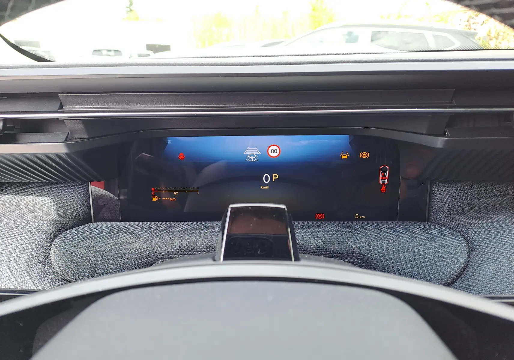 Vue rapprochée du tableau de bord numérique du Citroën C5 Aircross gris platinium, affichant les informations de conduite.