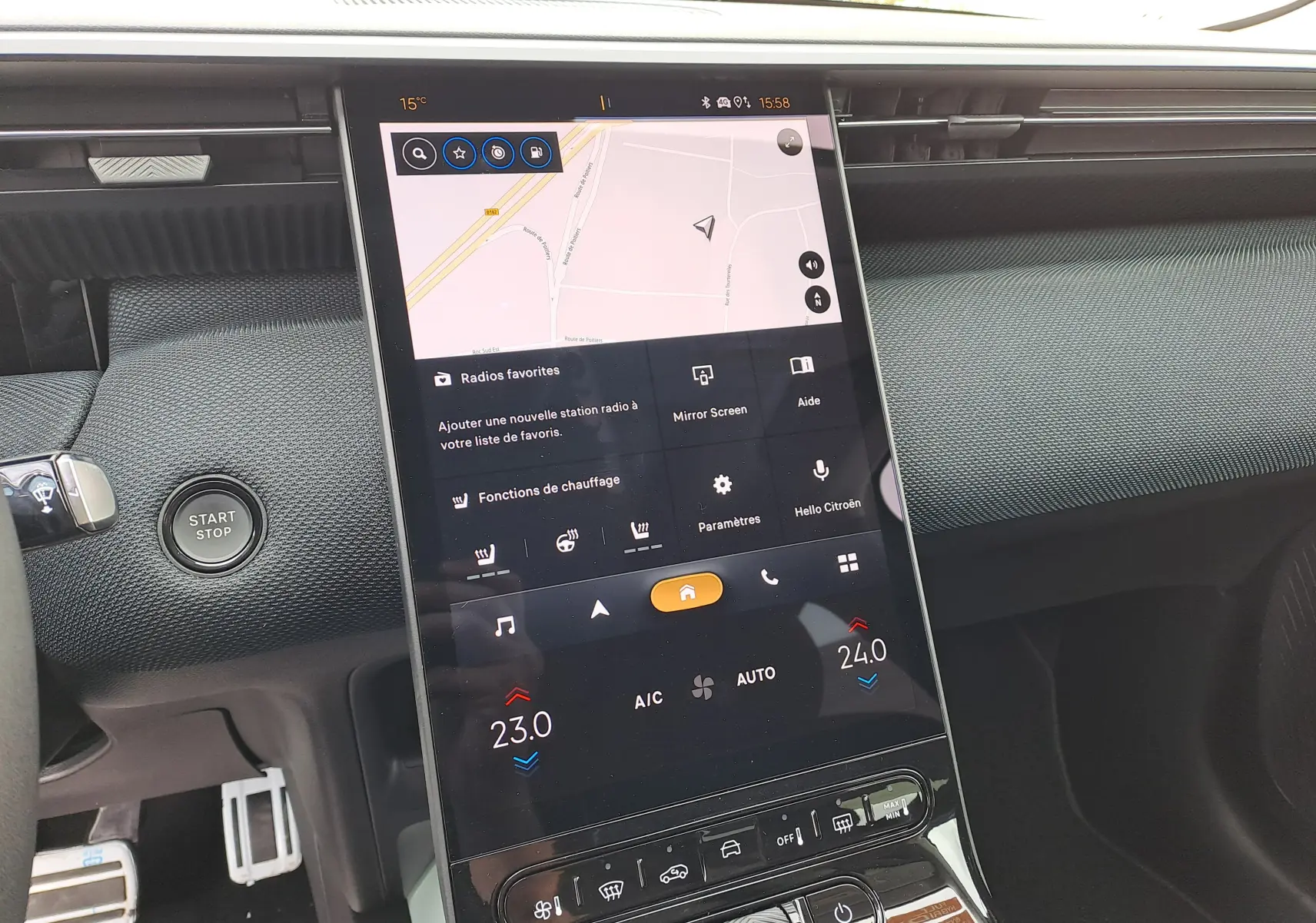 Vue rapprochée de l’écran tactile central du tableau de bord du Citroën C5 Aircross 2026, avec commandes climatisation et navigation.