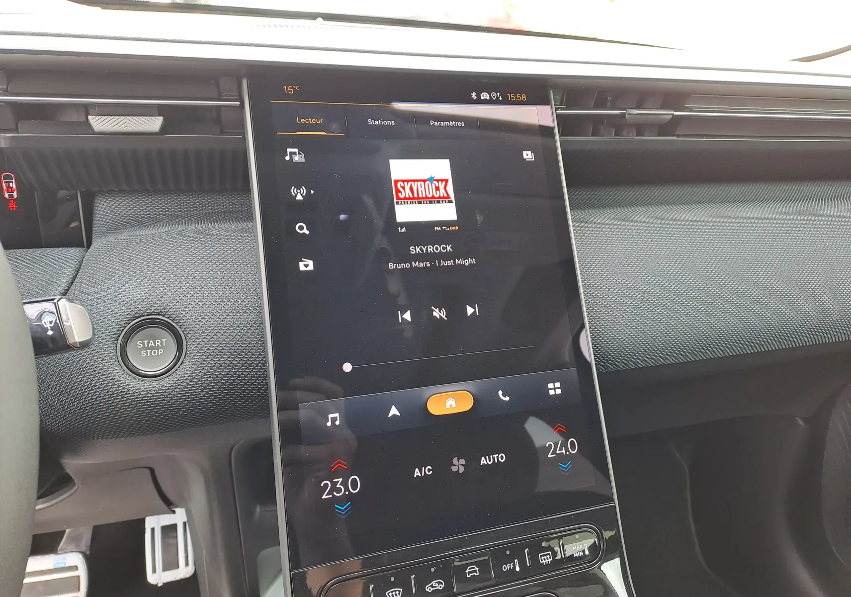 Vue rapprochée de la console centrale tactile du Citroën C5 Aircross 2026, intérieur gris noir avec bouton Start/Stop.