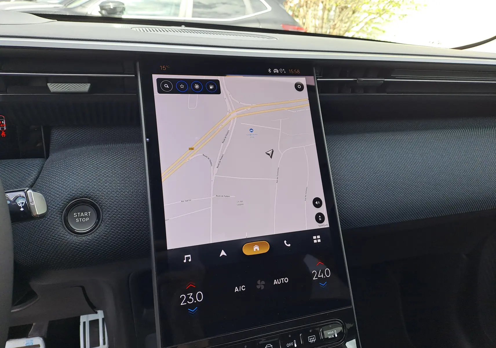 Vue intérieure centrée sur l’écran tactile vertical du tableau de bord du Citroën C5 Aircross 2026, finition gris noir.