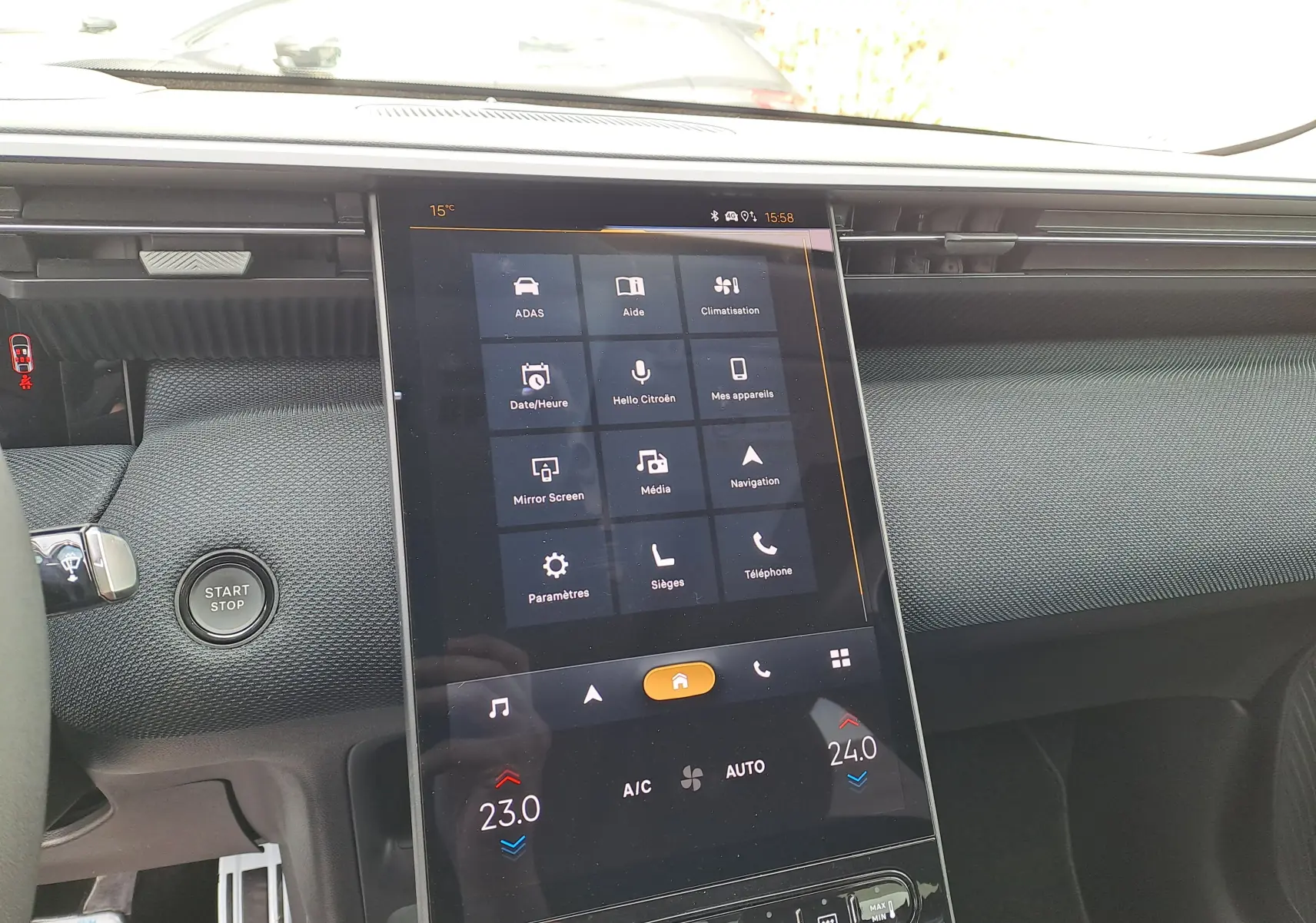 Vue intérieure du tableau de bord du Citroën C5 Aircross gris platinium, avec écran tactile central vertical et bouton Start/Stop.