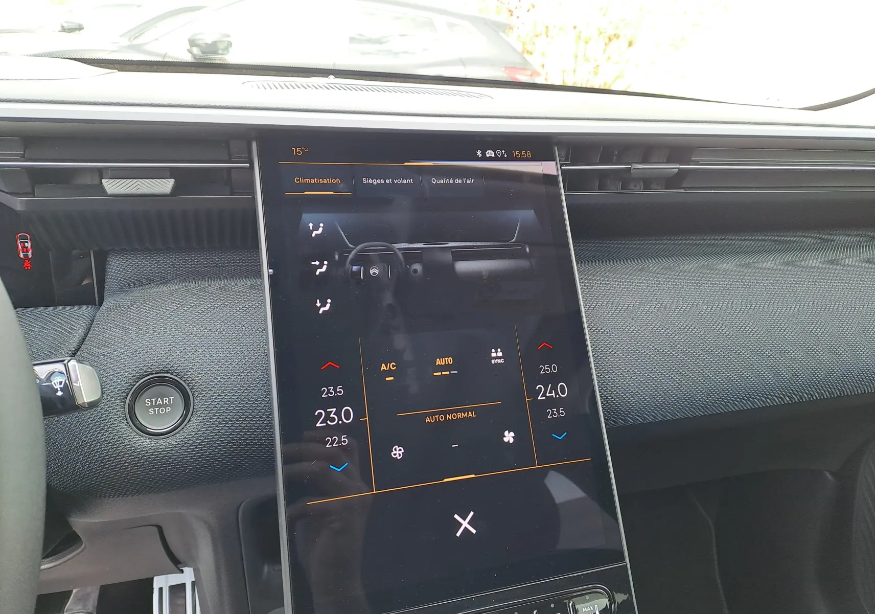 Vue du tableau de bord et écran tactile central du Citroën C5 Aircross gris platinium avec toit noir, version hybride 2026.