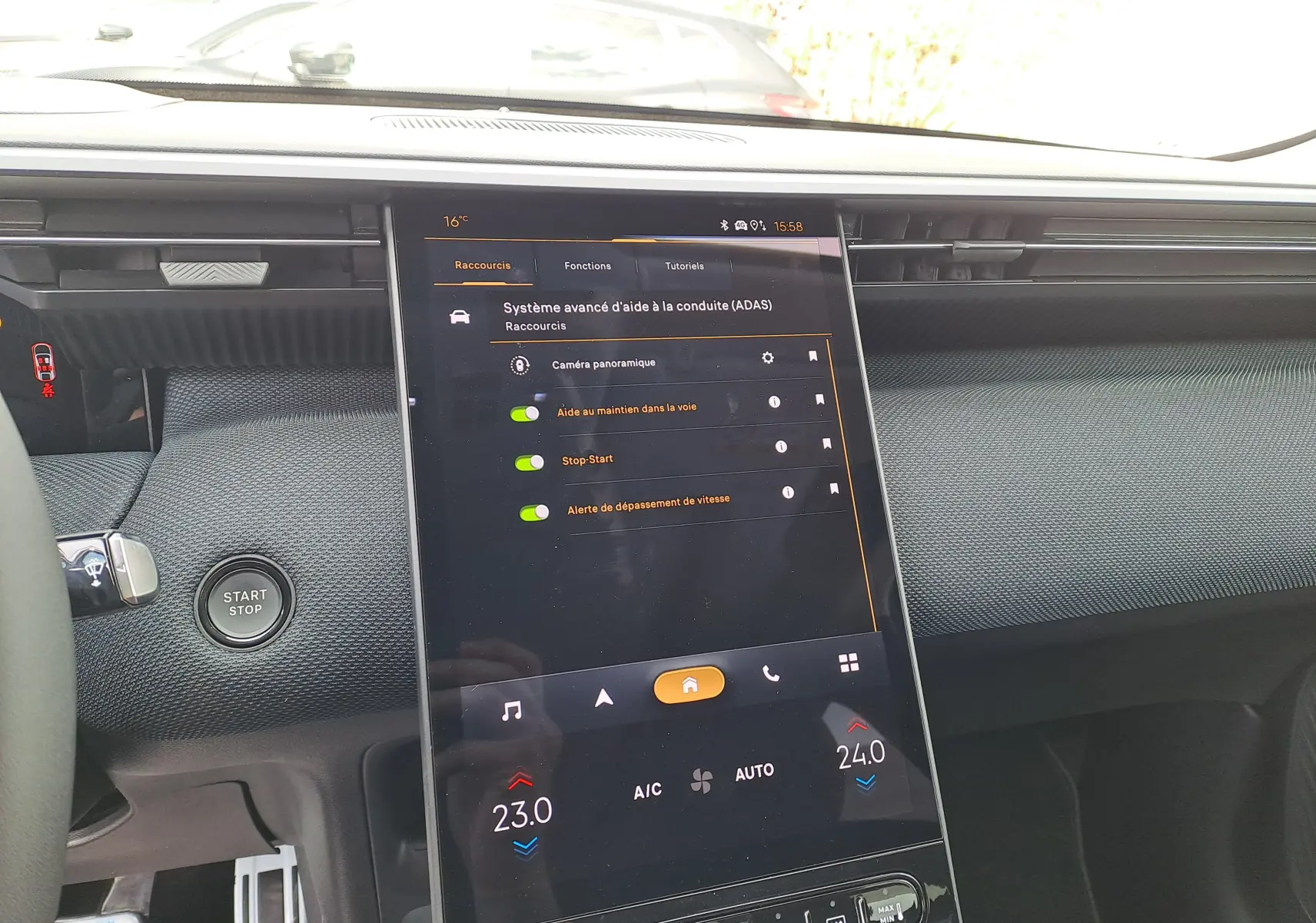 Vue intérieure centrée sur l’écran tactile du tableau de bord du Citroën C5 Aircross gris platinium avec toit noir.