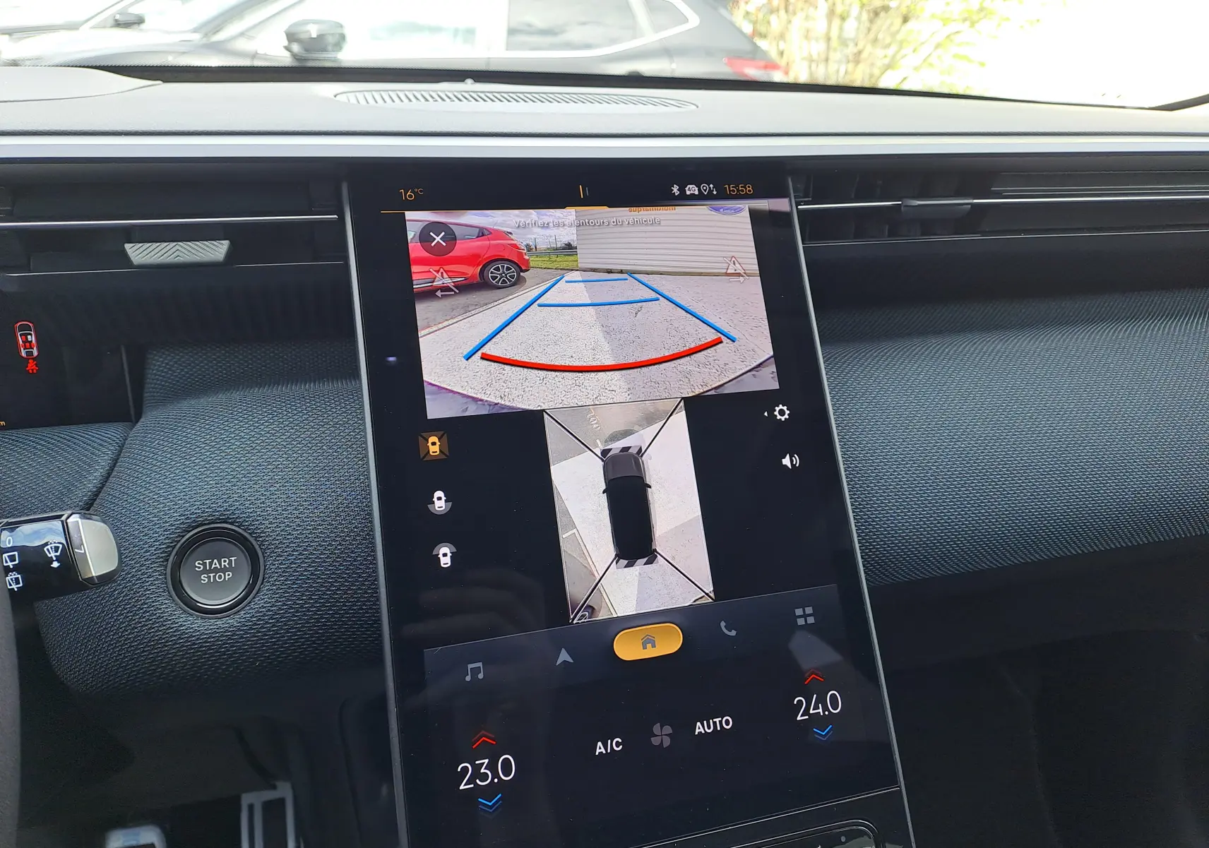 Vue intérieure du tableau de bord du Citroën C5 Aircross gris, écran tactile affichant la caméra de recul et la vue 360°.