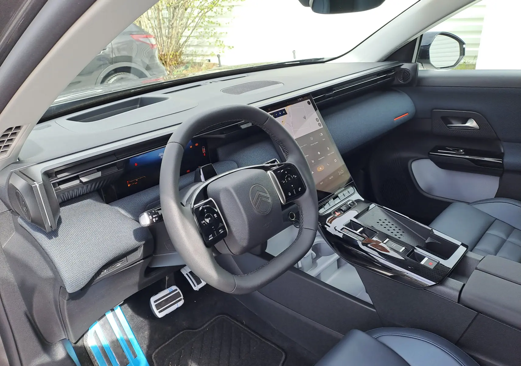 Vue intérieure côté conducteur du Citroën C5 Aircross 2026, tableau de bord moderne gris et noir avec écran tactile vertical.