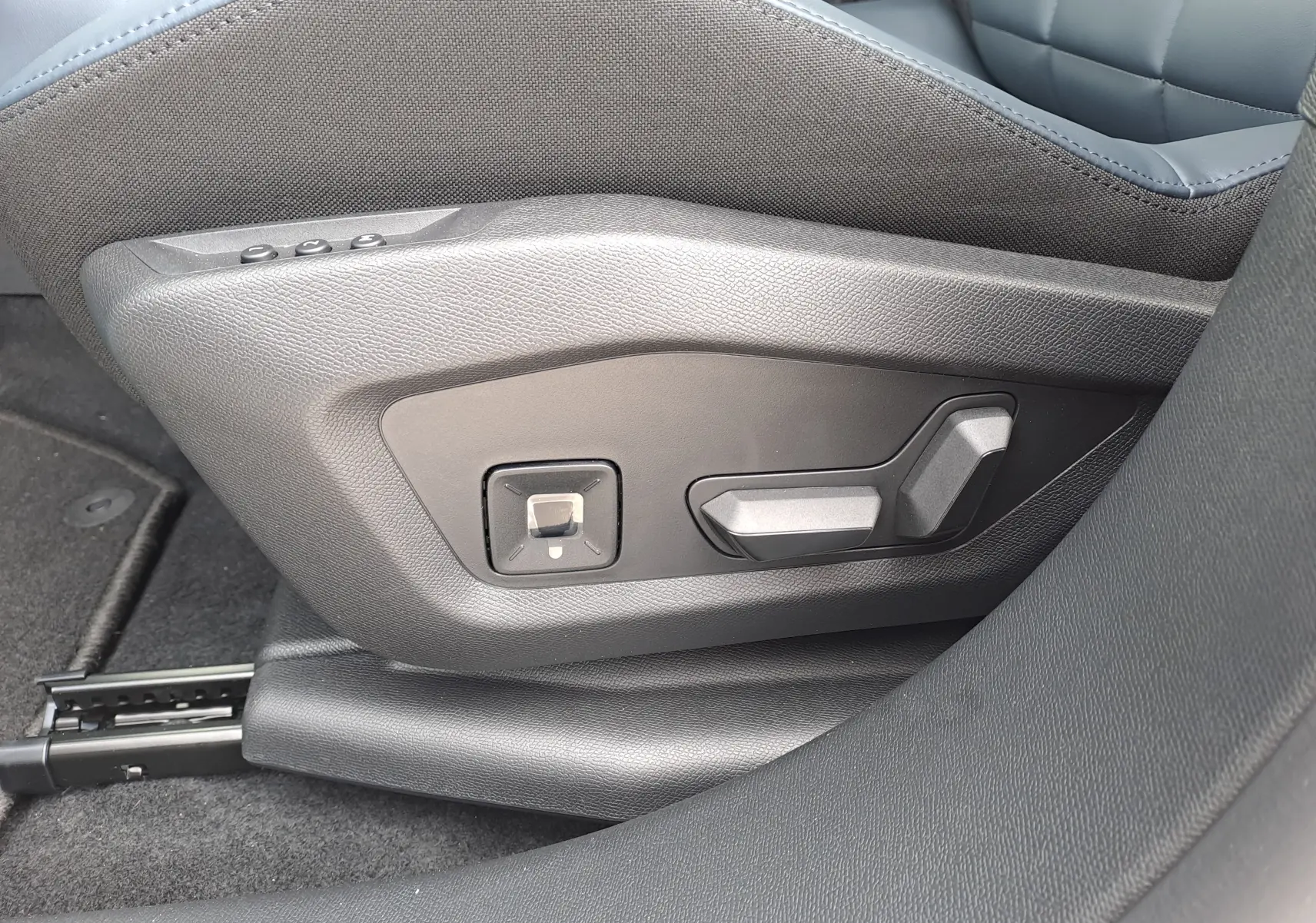 Gros plan sur les commandes électriques du siège avant droit du Citroën C5 Aircross gris platinium, intérieur noir.