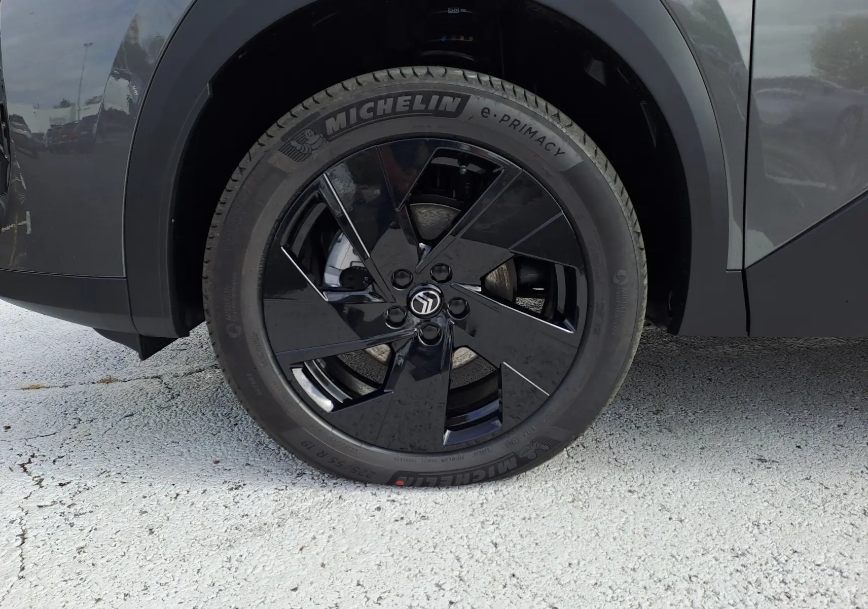 Gros plan sur la roue avant droite noire brillante du Citroën C5 Aircross gris platinium avec pneu Michelin.