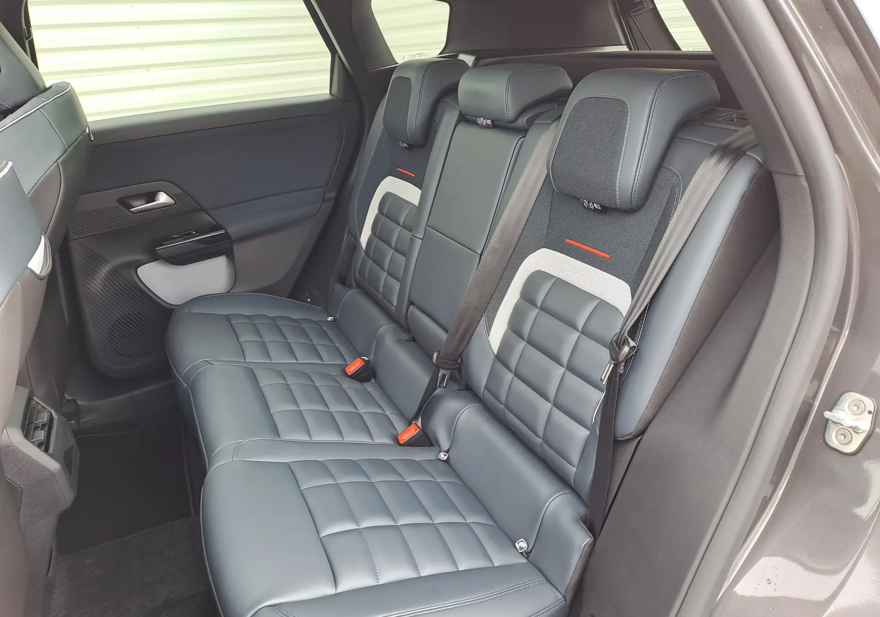 Vue intérieure côté droit des sièges arrière en cuir gris noir avec surpiqûres et détails blancs du Citroën C5 Aircross 2026.