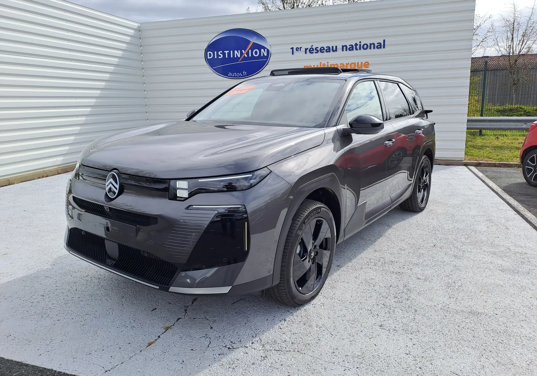 Citroën C5 Aircross gris platinium avec toit noir, vue 3/4 avant mettant en valeur ses phares LED et jantes noires.