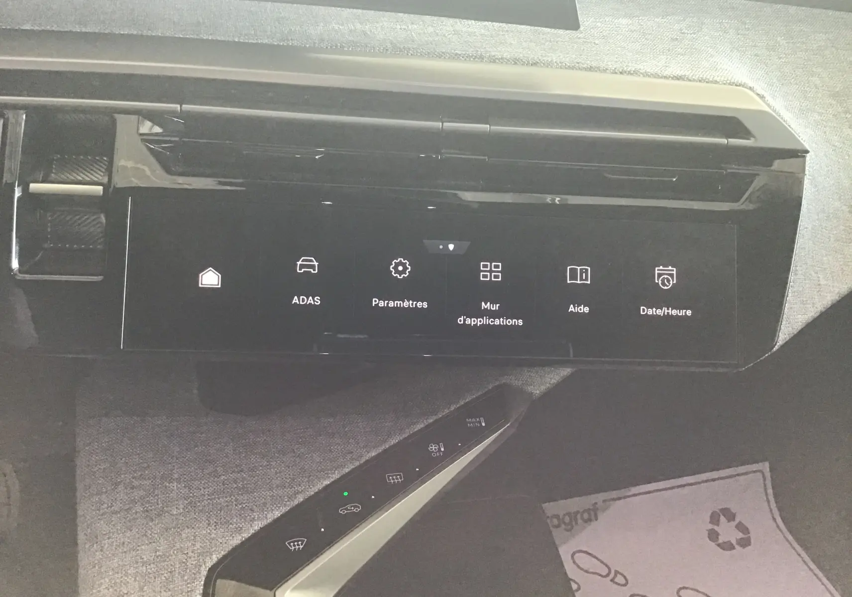 Écran tactile central du Peugeot 3008 gris titane, vue intérieure frontale mettant en avant les commandes digitales.