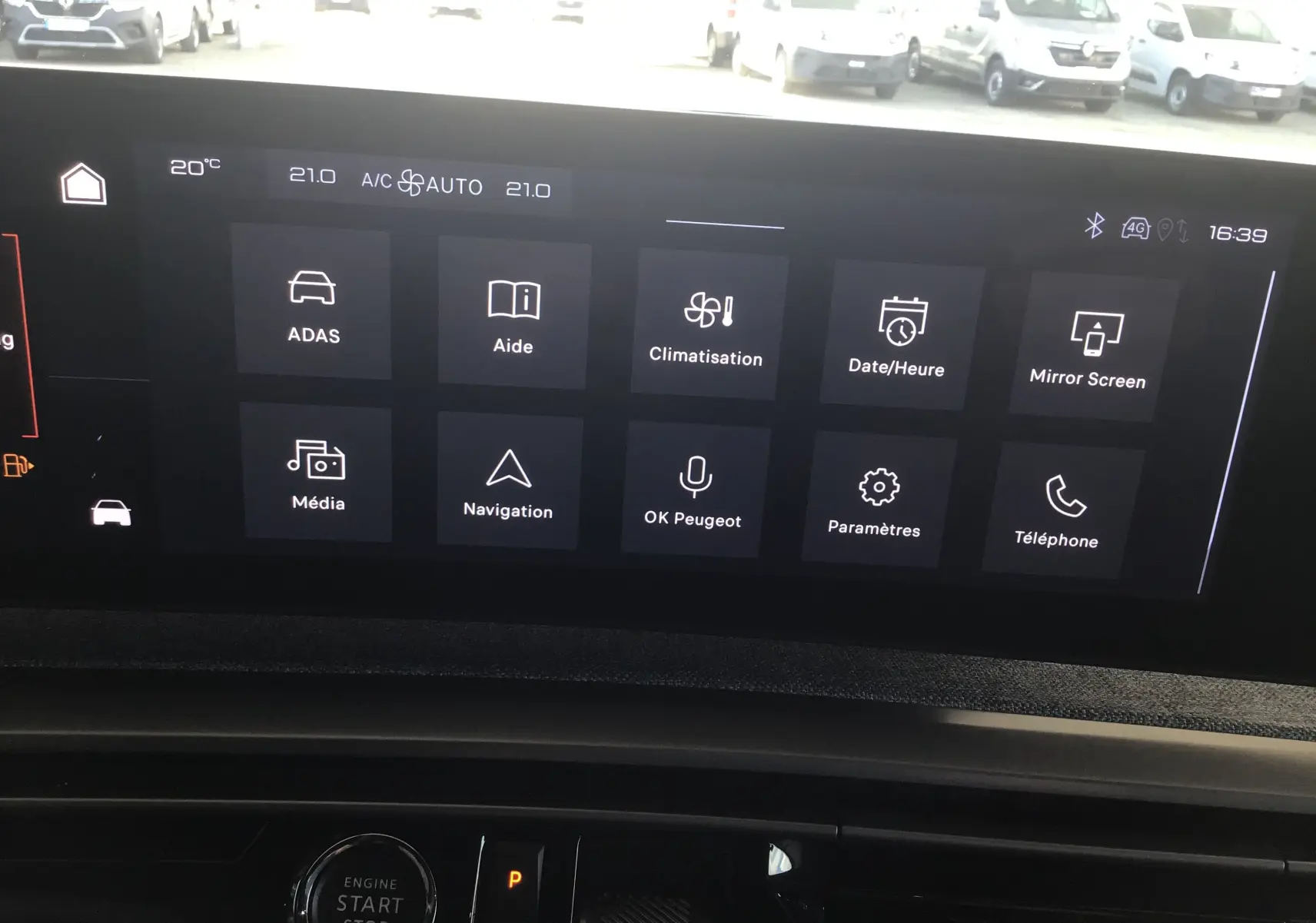 Écran tactile du système d'aide à la conduite affichant les options caméra panoramique et maintien de voie, intérieur Peugeot 3008 gris titane.