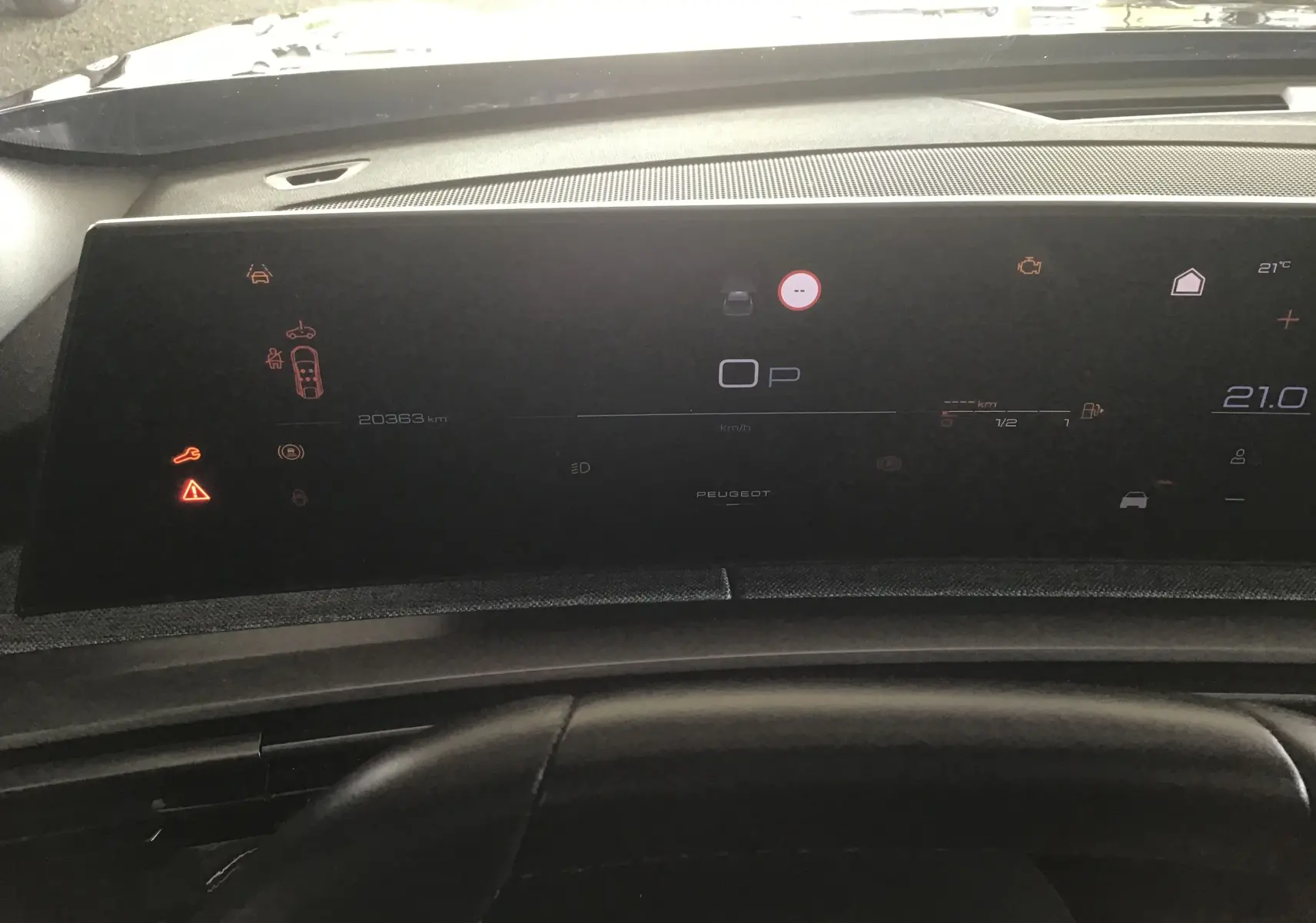 Vue intérieure de l’écran multimédia du Peugeot 3008 gris titane, affichant la caméra de recul et la vue à 360° du véhicule.