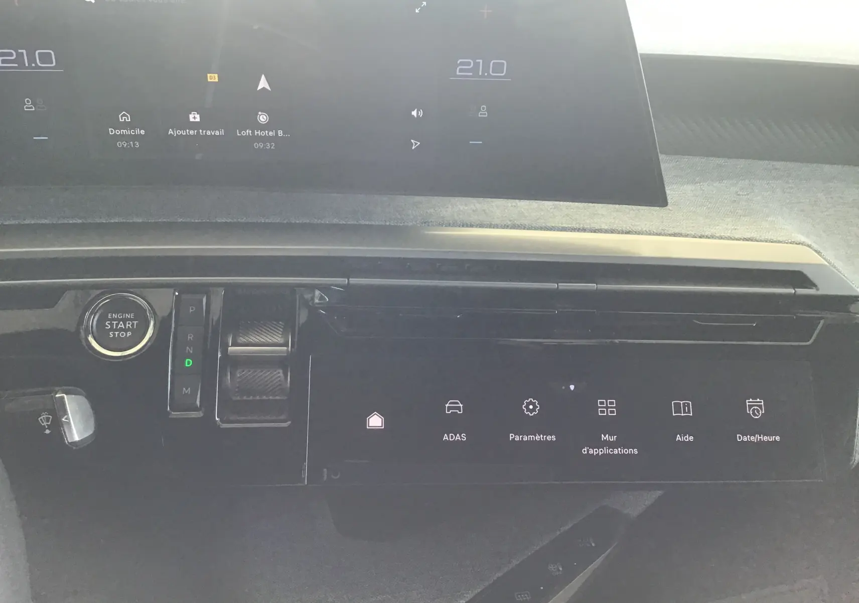 Écran tactile central du Peugeot 3008 2026 gris titane, affichant la radio France Culture en extérieur lumineux.