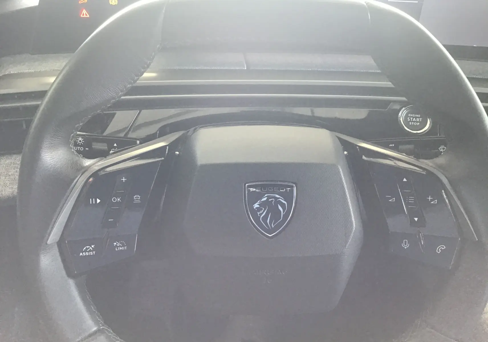 Vue rapprochée de la console centrale du Peugeot 3008 gris titane, mettant en valeur la commande de frein à main électronique.